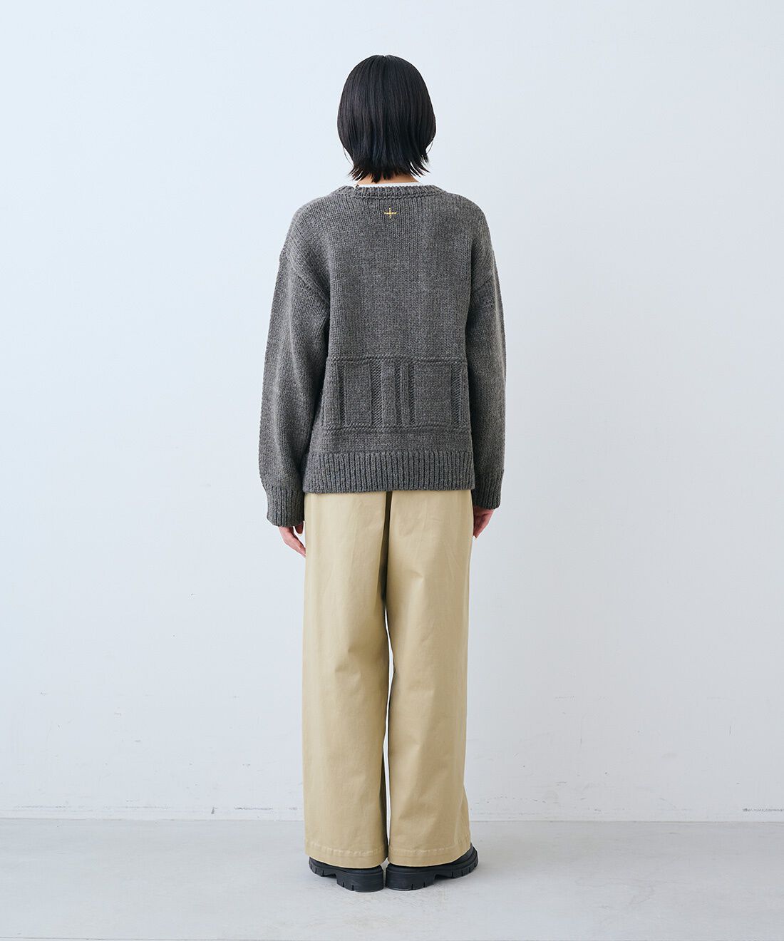 THREE FIFTY STANDARD［スリーフィフティースタンダード］|小谷実由さんと作ったローゲージニット〈チャコールグレー〉のコーディネート