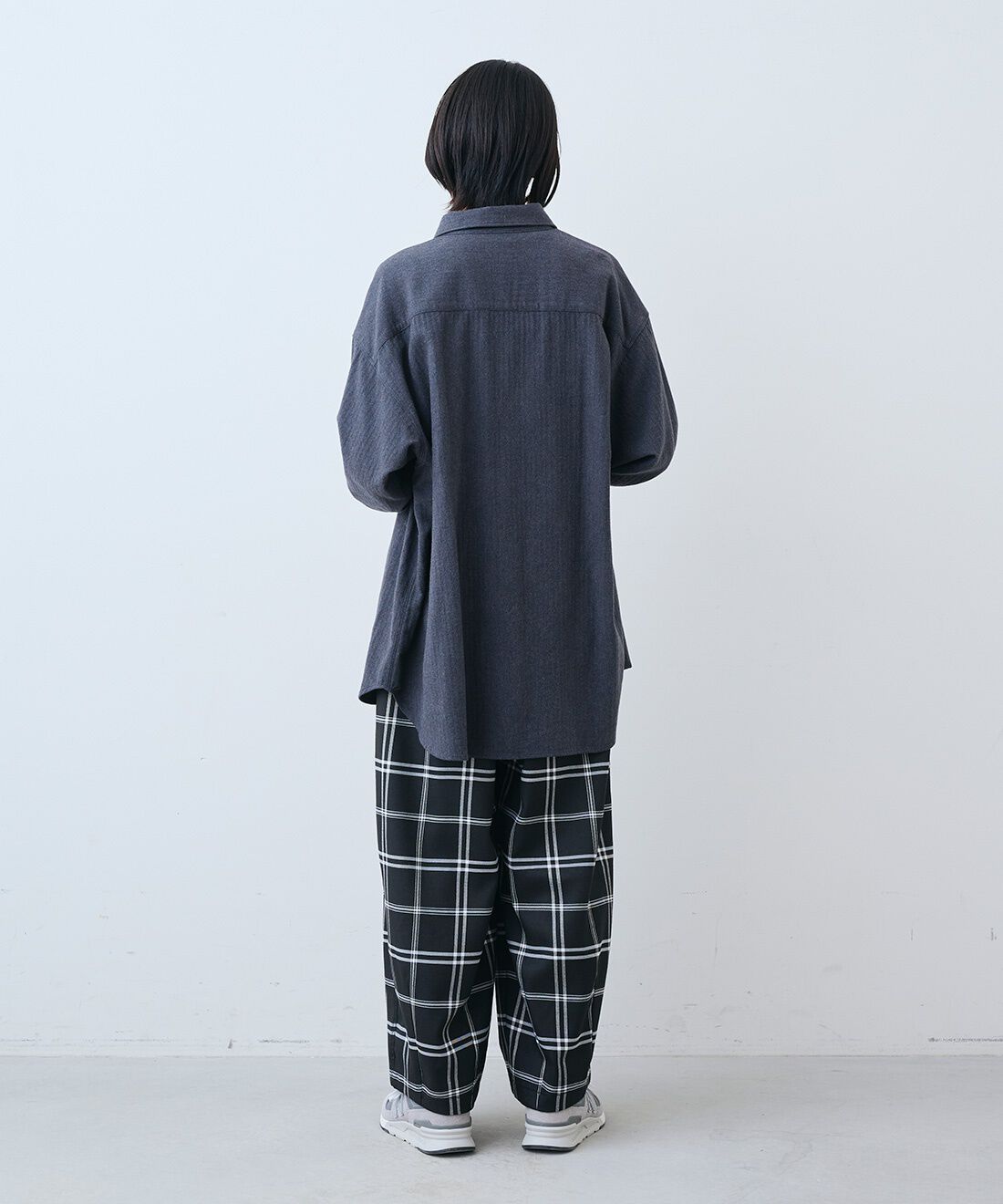 THREE FIFTY STANDARD|あったか起毛のネルシャツ〈ダーク杢グレー〉と金子敦子さんと作った チェックのズボン〈ブラック〉のコーディネート