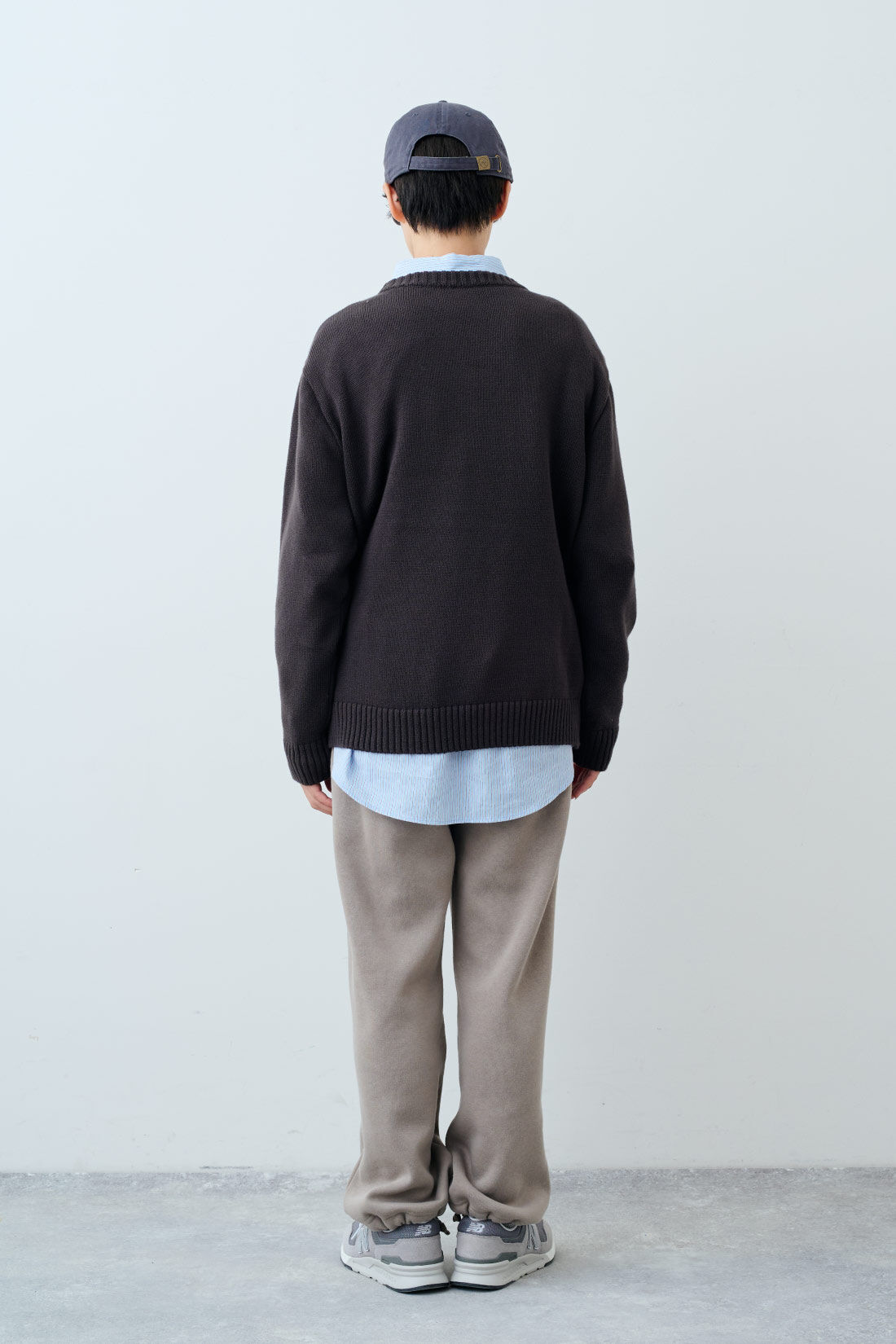 THREE FIFTY STANDARD|ふんわり無撚糸のコットンセーター〈ダークブラウン〉と小谷 実由さんと作った ストライプのシャツ〈ブルー〉のコーディネート|モデル身長：163cm 着用サイズ：M