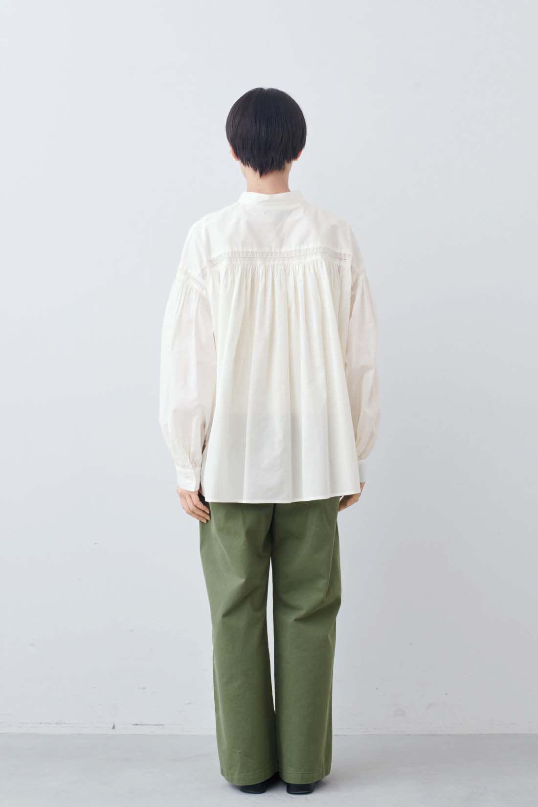 THREE FIFTY STANDARD|ベーシックなベイカーパンツ〈カーキグリーン〉とガラスパールのイヤアクセサリーのコーディネート