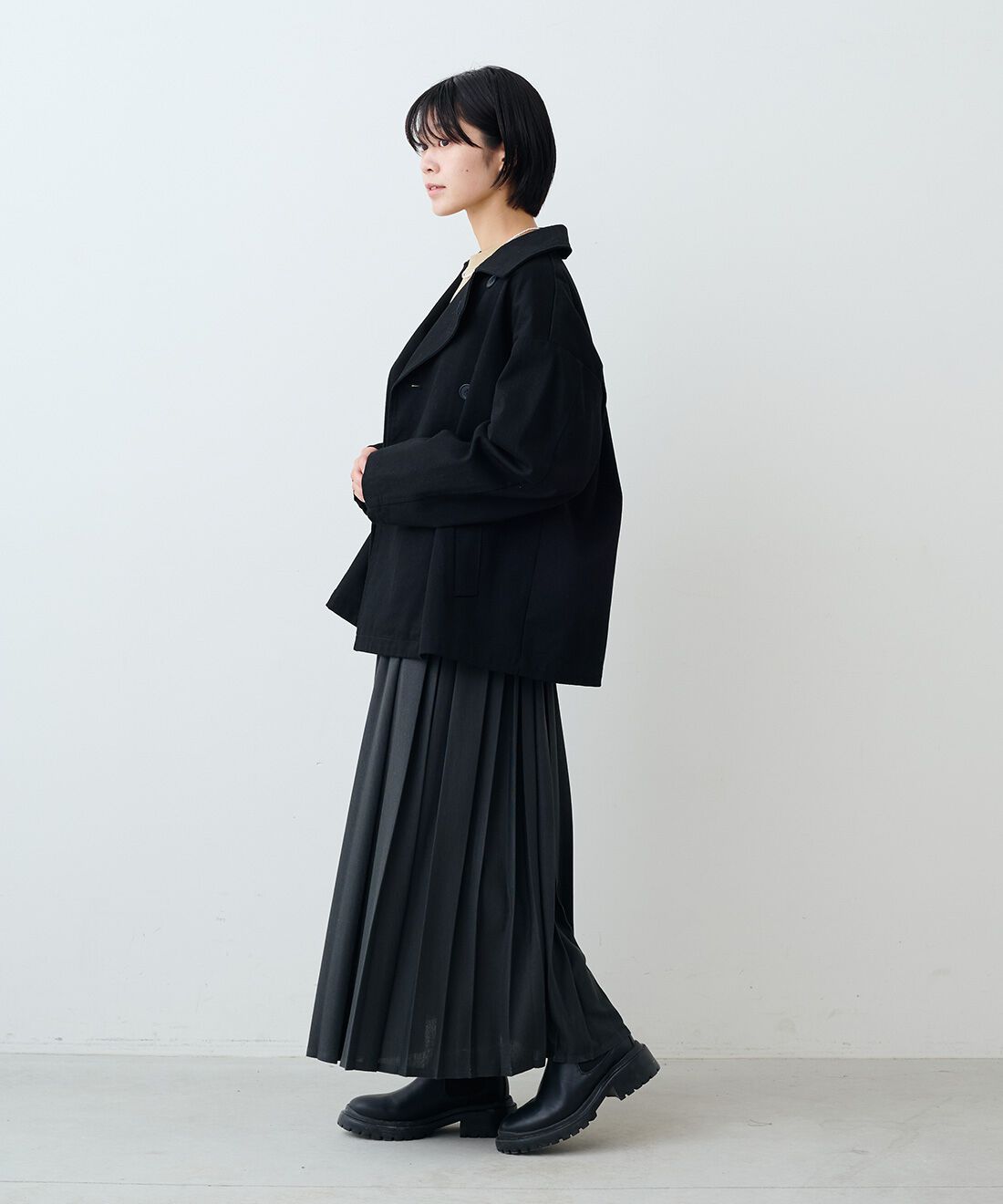 THREE FIFTY STANDARD|コットンツイルのダブルコートＢＫ　ＴＦＳと吸水速乾長袖Ｔシャツ　ＴＦＳとカットソーのプリーツスカートＧＹ　ＴＦＳのコーディネート|モデル身長：163cm 着用サイズ：M