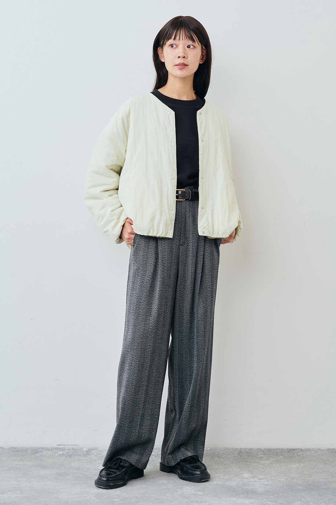 THREE FIFTY STANDARD|綿100％ トレーナーみたいなTシャツ〈ブラック〉とヘリンボーン素材のワイドパンツ〈チャコールグレー〉のコーディネート