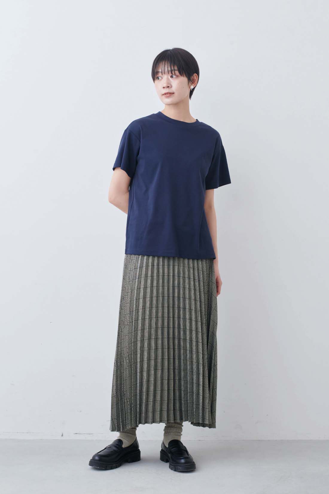 THREE FIFTY STANDARD［スリーフィフティースタンダード］|THREE FIFTY STANDARD　シルキーな肌ざわりのベーシックなTシャツの会|モデル身長：163cm　着用サイズ：M