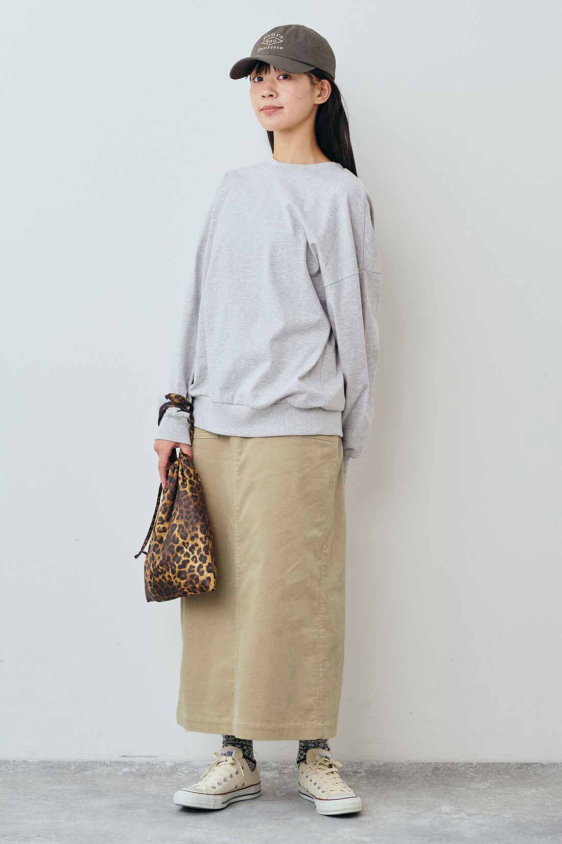 THREE FIFTY STANDARD|綿100％ トレーナーみたいなTシャツ〈杢グレー〉と別珍 Iラインスカート〈ベージュ〉とシックなジャカードソックスセットのコーディネート