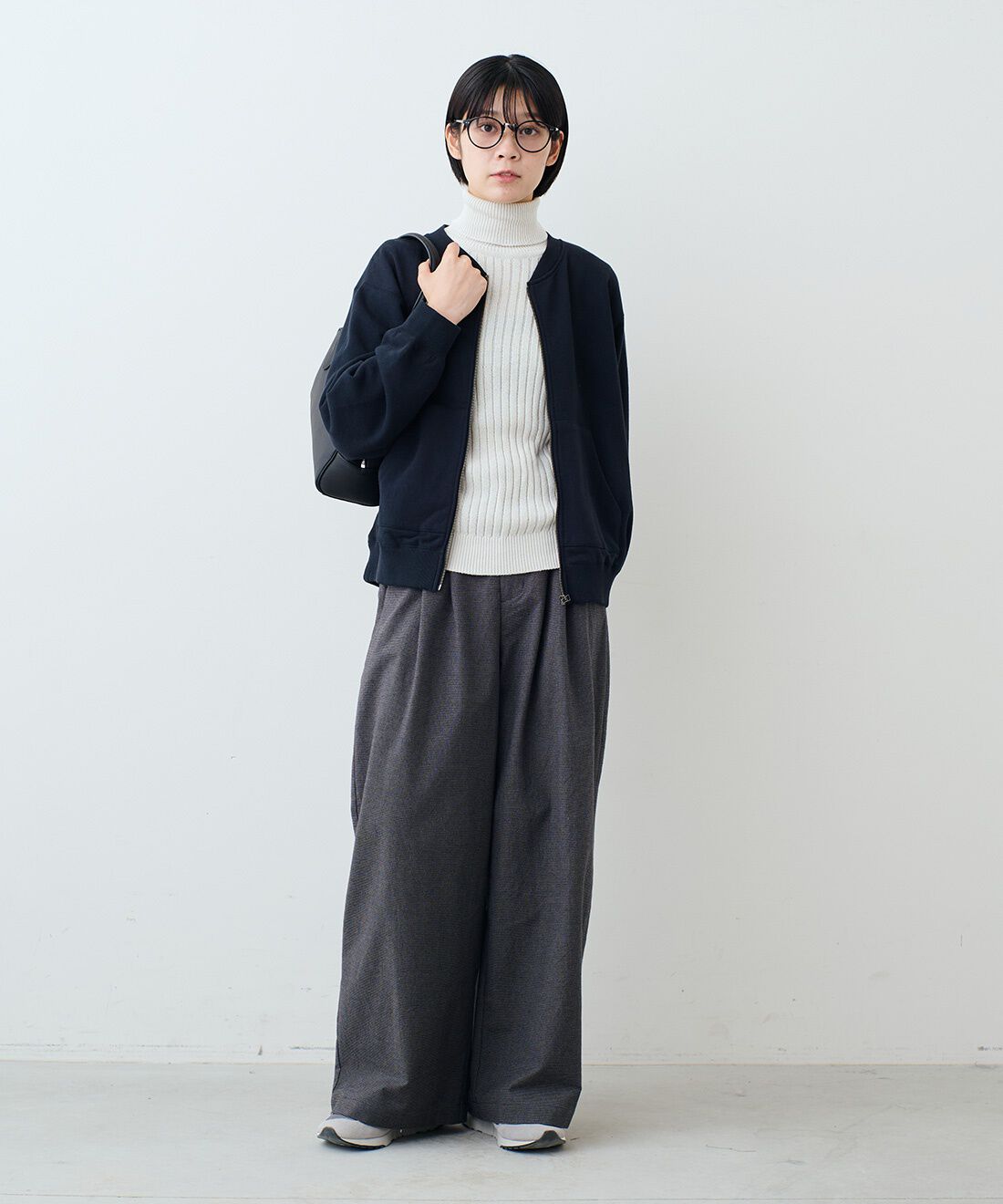 THREE FIFTY STANDARD|ジップアップスウェットジャケットＮＶ　ＴＦＳとコットン１００％リブタートル　ＴＦＳとレザーのワイドボストンバッグＢＫ　ＴＦＳのコーディネート|モデル身長：163cm 着用サイズ：M