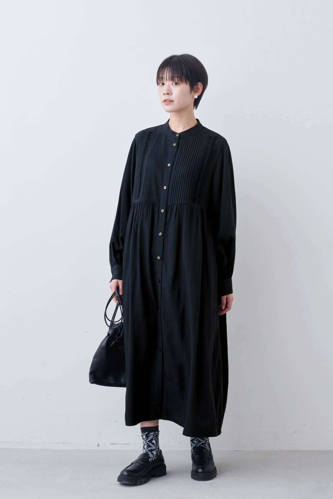 THREE FIFTY STANDARD［スリーフィフティースタンダード］|THREE FIFTY STANDARD　ピンタックのワンピース 〈ネイビー〉|モデル身長：163cm　着用サイズ：M
