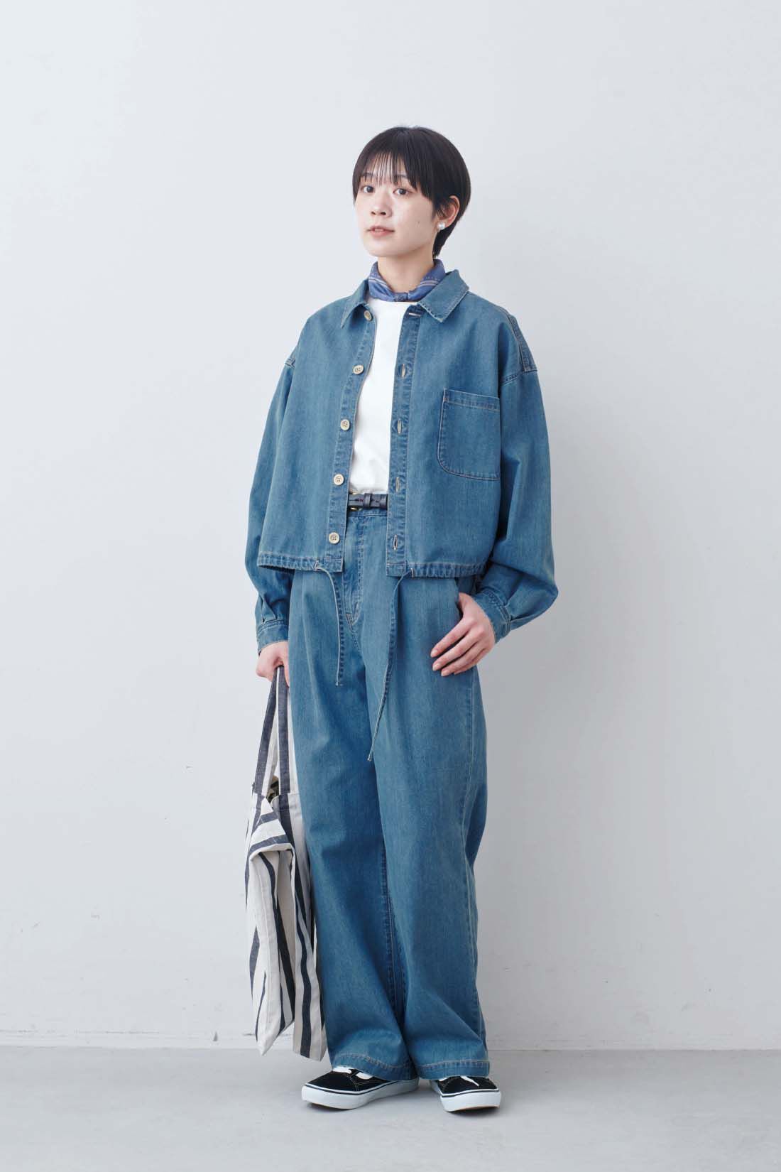 THREE FIFTY STANDARD|ライトデニムのシャツジャケットとシルキーな肌ざわりのベーシックなTシャツの会とライトデニムのタックワイドパンツのコーディネート