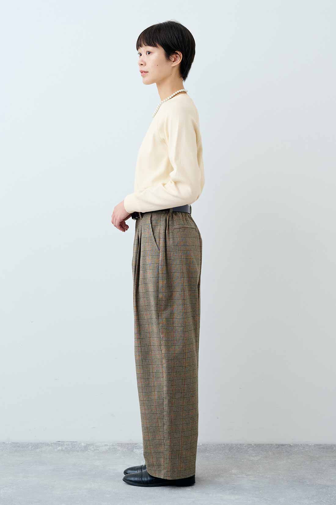 THREE FIFTY STANDARD|フレアーシルエットの比翼ワンピース〈マロンブラウン〉とフライス編みのストレッチラグランスリーブTシャツの会のコーディネート|モデル身長：163cm 着用サイズ：M