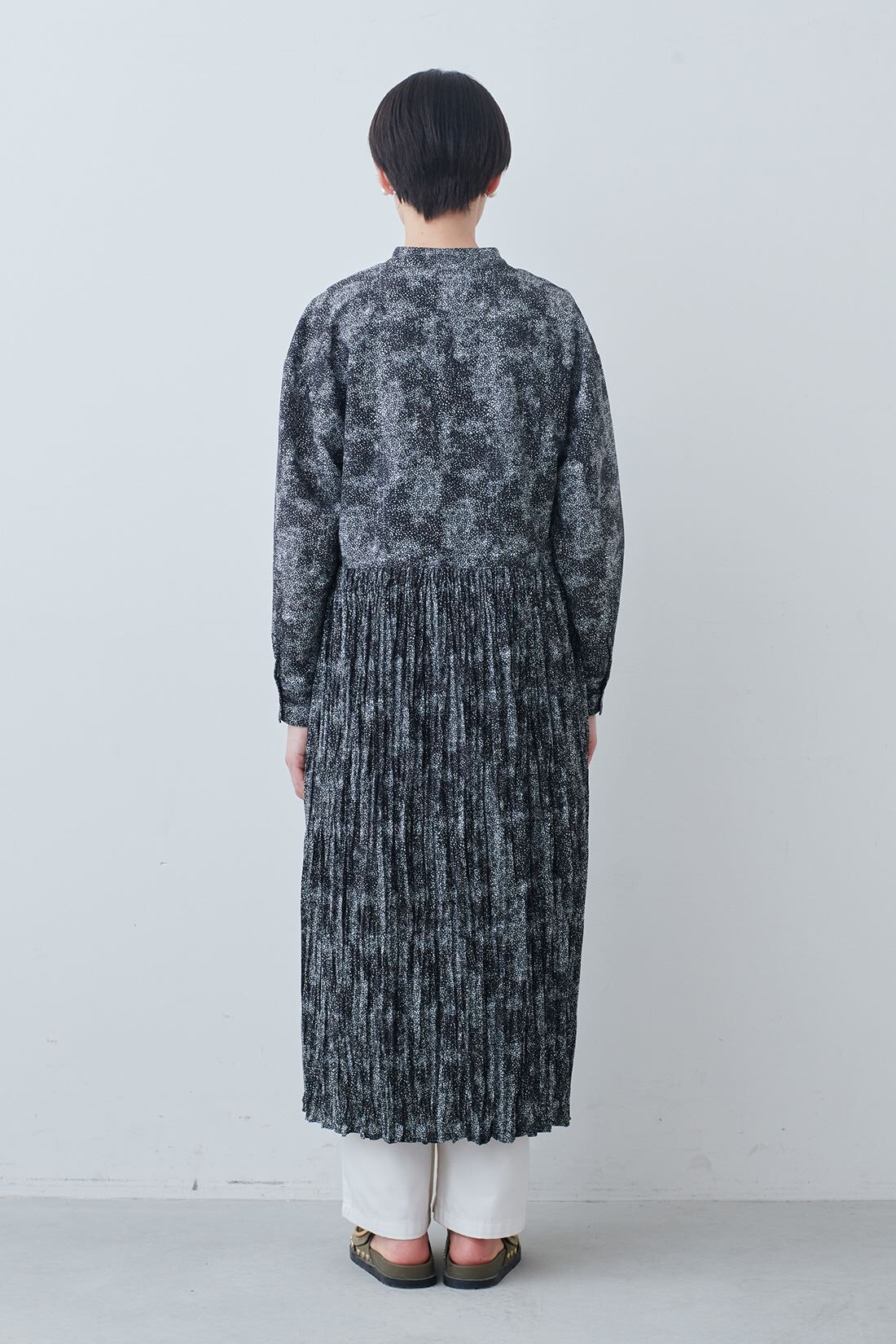 THREE FIFTY STANDARD|レオパード風ドット柄のワンピース〈ブラック〉とガラスパールのイヤアクセサリーのコーディネート