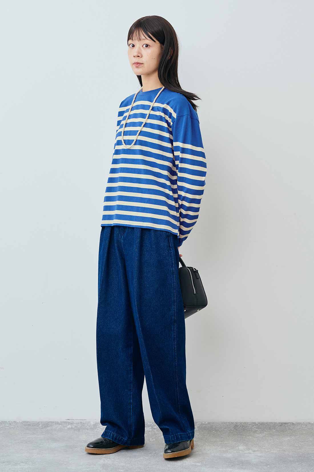 THREE FIFTY STANDARD|綿100％ クルーネックのパネルボーダーTシャツと桜の木のウッドパールロングネックレスのコーディネート