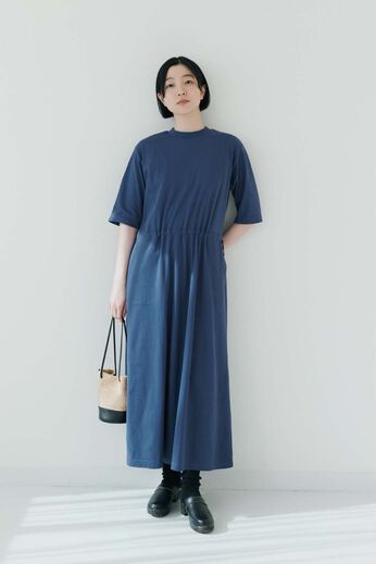 THREE FIFTY STANDARD［スリーフィフティースタンダード］ | 機能素材のカットソーワンピース〈ブルー〉