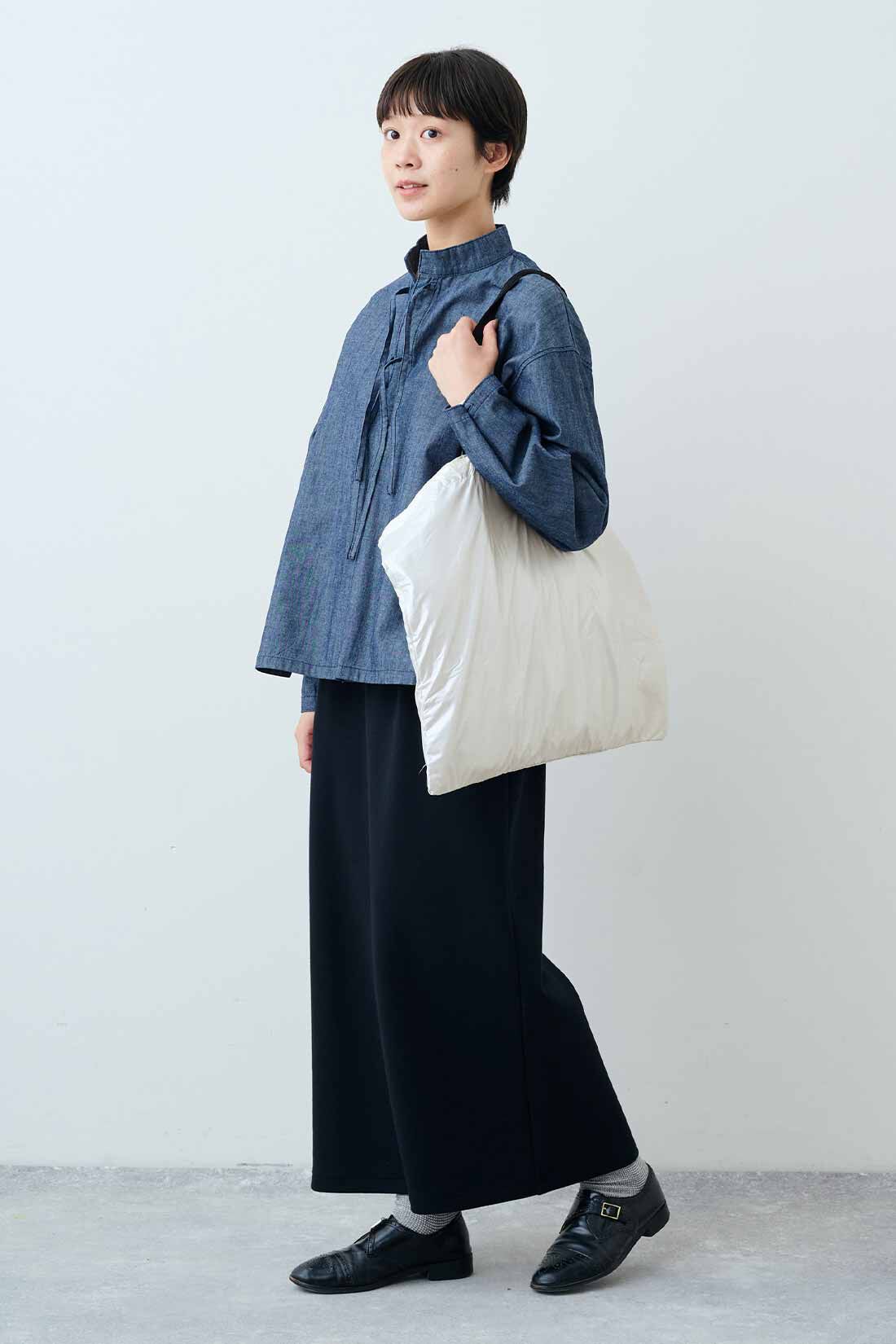 THREE FIFTY STANDARD|リボンデザインのデニムプルオーバーとフライス編みのストレッチラグランスリーブTシャツの会とダンボールニットのセットアップ〈ブラック〉のコーディネート|モデル身長：163cm 着用サイズ：M