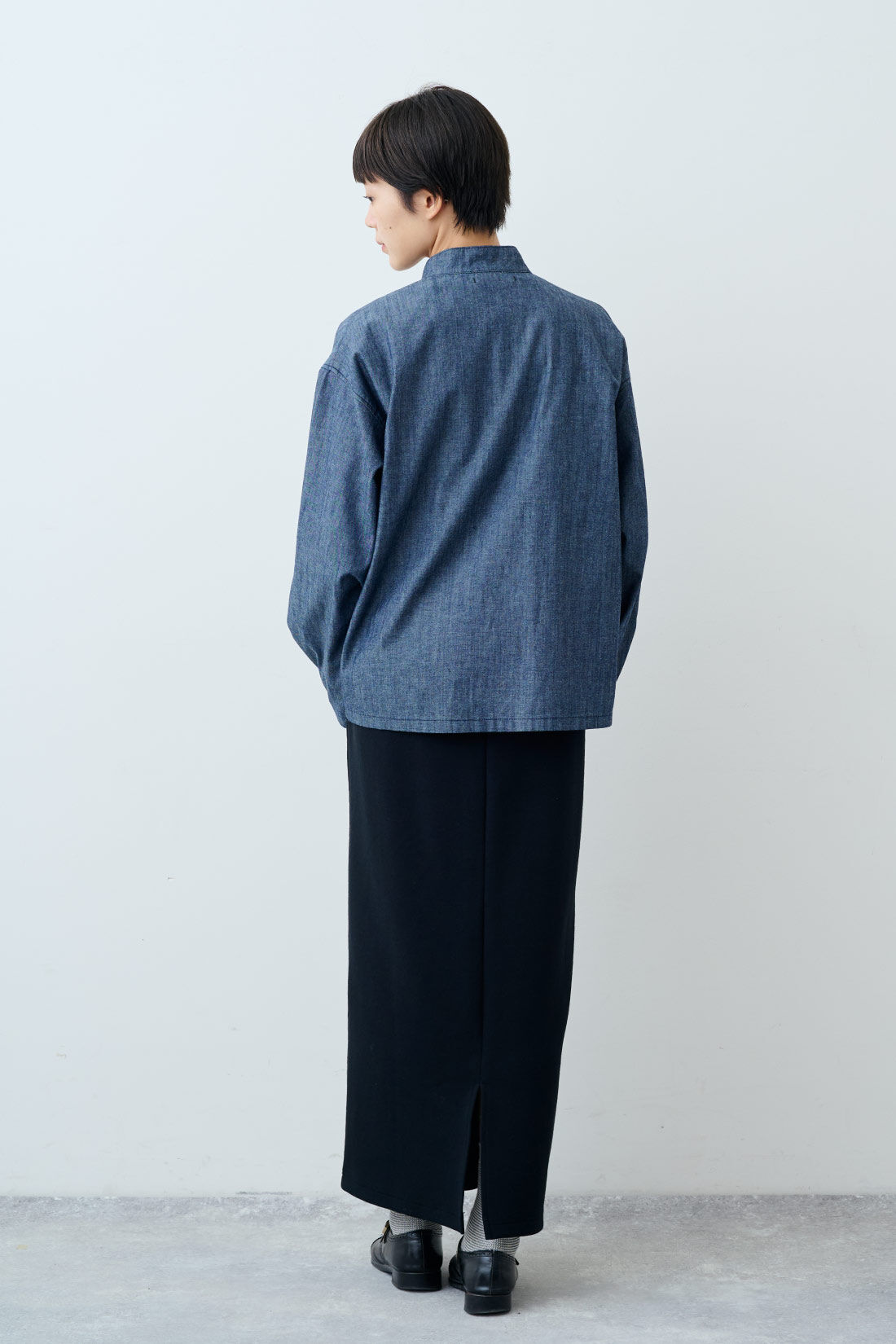 THREE FIFTY STANDARD|リボンデザインのデニムプルオーバーとフライス編みのストレッチラグランスリーブTシャツの会とダンボールニットのセットアップ〈ブラック〉のコーディネート|モデル身長：163cm 着用サイズ：M