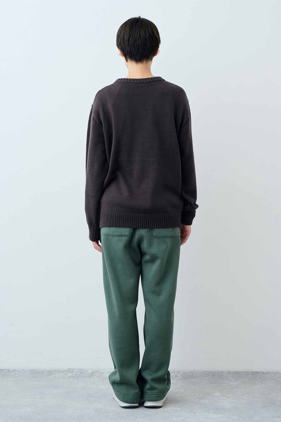 THREE FIFTY STANDARD［スリーフィフティースタンダード］|フライス編みのストレッチラグランスリーブTシャツの会と裏起毛カットソーパンツの会のコーディネート|モデル身長：163cm 着用サイズ：M