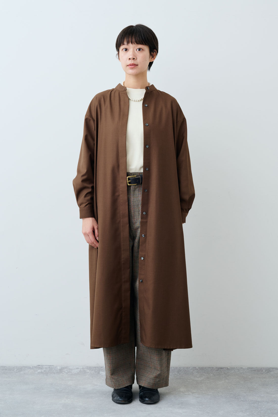 THREE FIFTY STANDARD|フレアーシルエットの比翼ワンピース〈マロンブラウン〉とフライス編みのストレッチラグランスリーブTシャツの会のコーディネート|モデル身長：163cm 着用サイズ：M