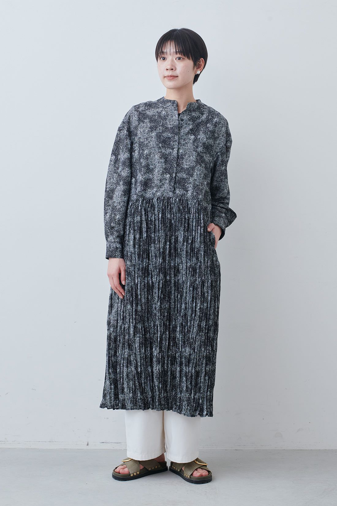 THREE FIFTY STANDARD|レオパード風ドット柄のワンピース〈ブラック〉とガラスパールのイヤアクセサリーのコーディネート