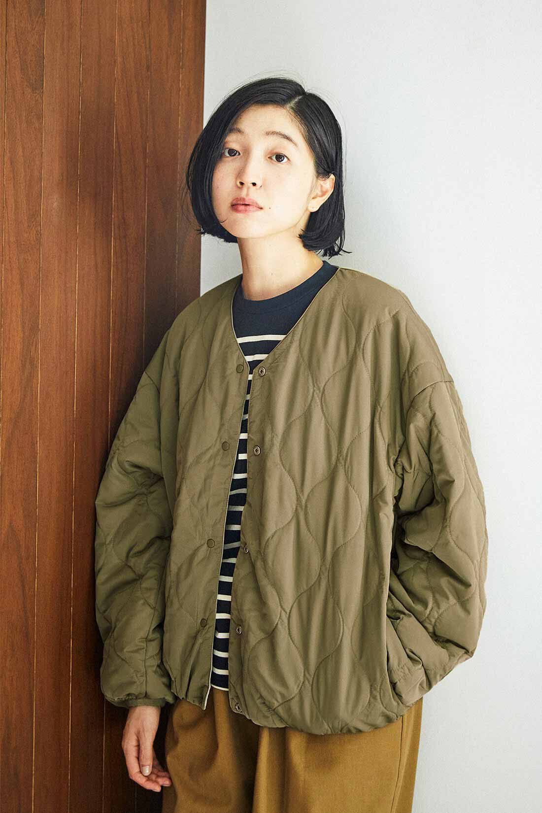 THREE FIFTY STANDARD|綿100％ クルーネックのパネルボーダーTシャツとカジュアルすぎないチノパンツ〈キャメル〉のコーディネート