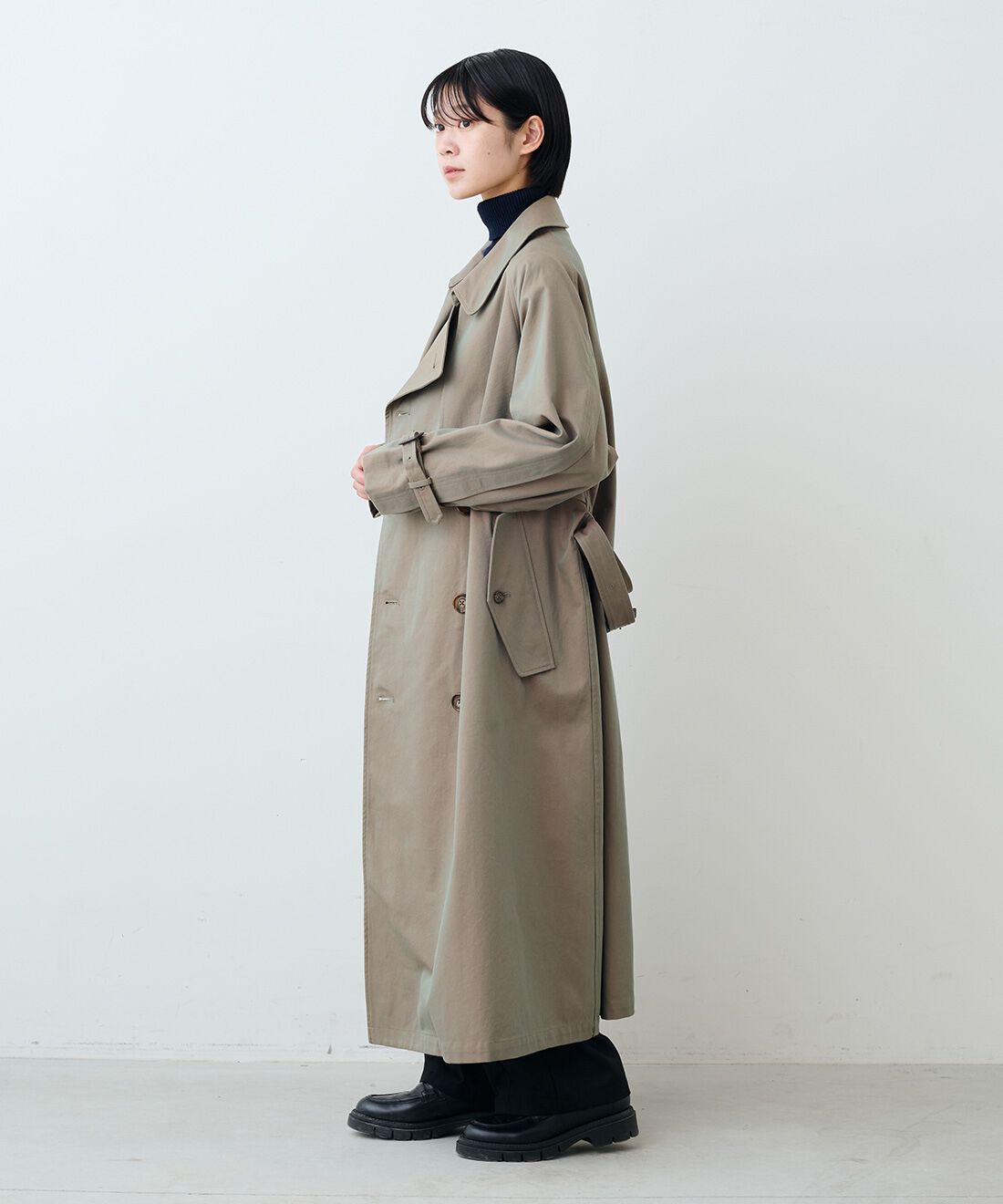 THREE FIFTY STANDARD|小谷　実由さんと作った玉虫トレンチコートＴＦＳとコットン１００％リブタートル　ＴＦＳとタックテーパードパンツＢＫ　ＴＦＳとレザーのワイドボストンバッグＢＫ　ＴＦＳのコーディネート|モデル身長：163cm 着用サイズ：M