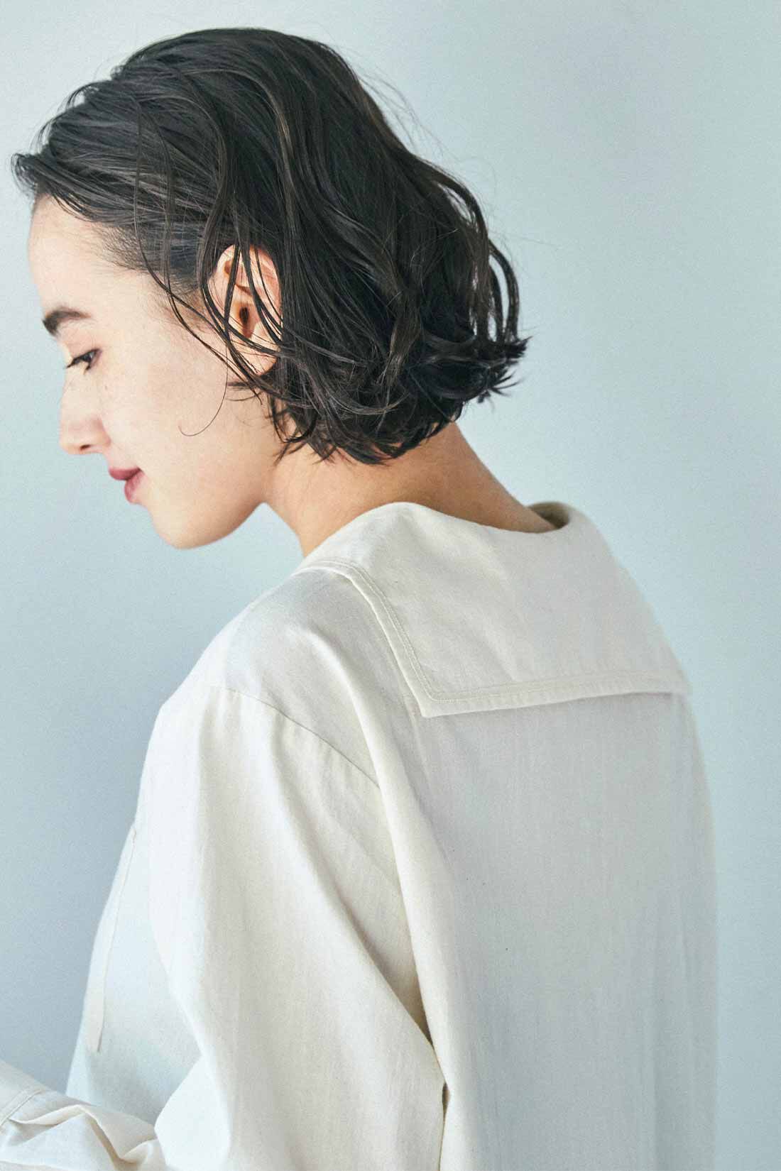 THREE FIFTY STANDARD|THREE FIFTY STANDARD 編集部と作った 小さめ衿のコットンセーラーシャツ〈キナリ〉|後ろ姿も上品な、小さめのセーラーカラー。幼さや甘さのない、こなれ感のあるスタイリングを楽しめます。