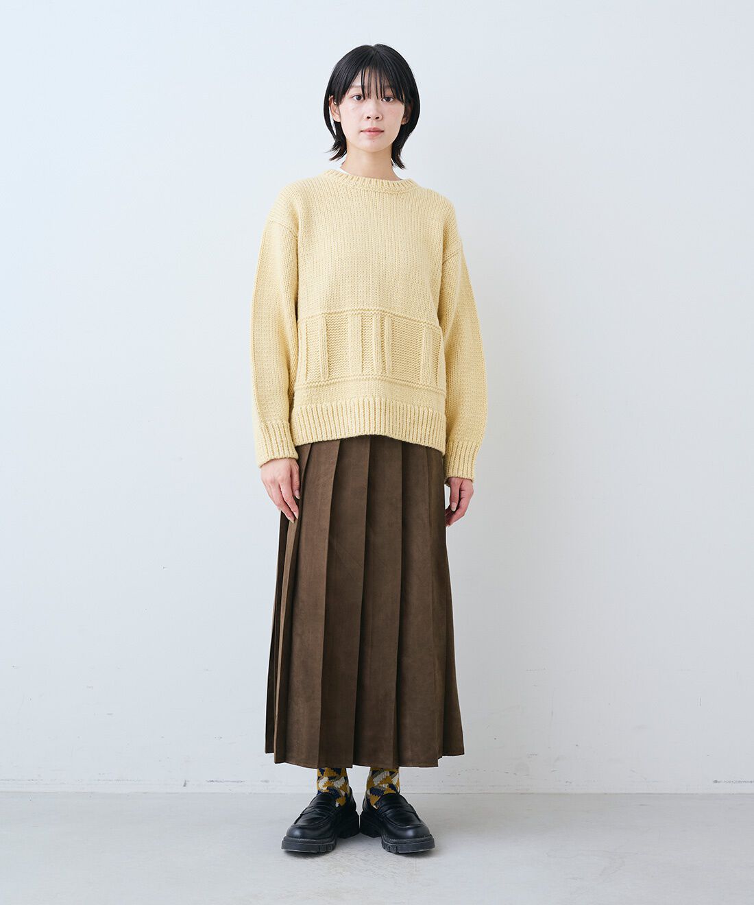 THREE FIFTY STANDARD［スリーフィフティースタンダード］|小谷実由さんと作ったローゲージニット〈クリーム〉とレザーのワイド ボストンバッグ〈ブラック〉のコーディネート