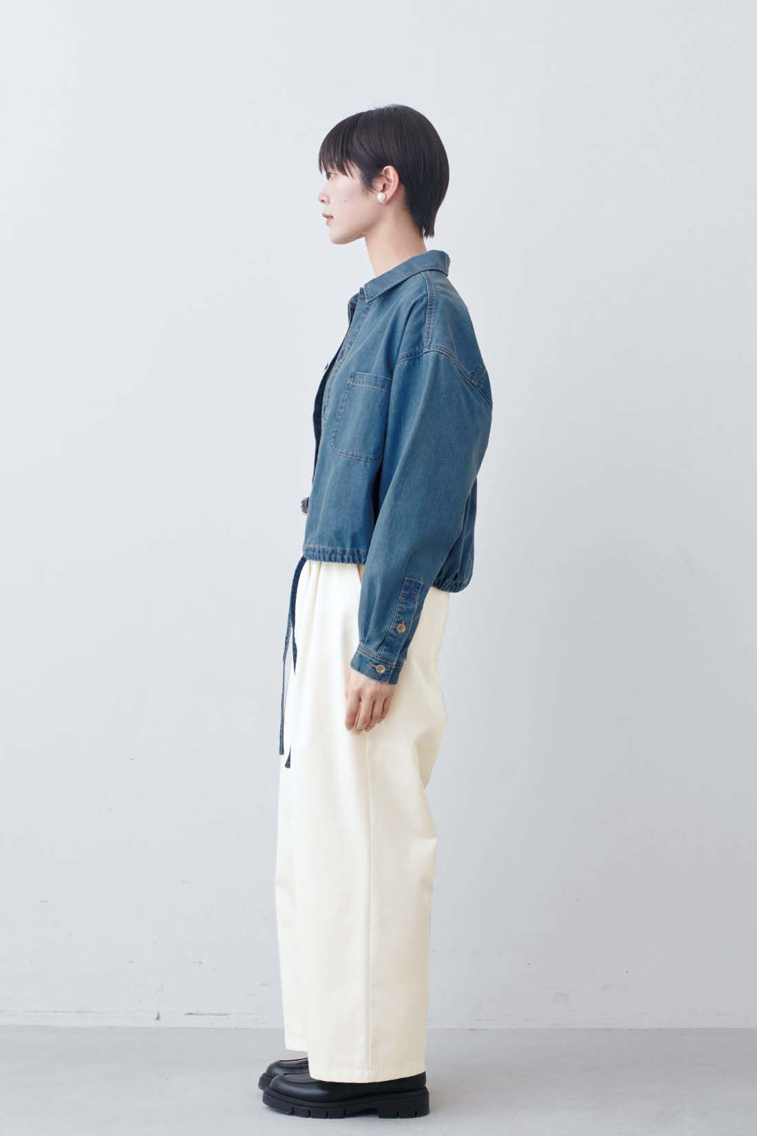 THREE FIFTY STANDARD|シアーなカットソートップスの会とカジュアルすぎないチノパンツ〈アイボリー〉のコーディネート