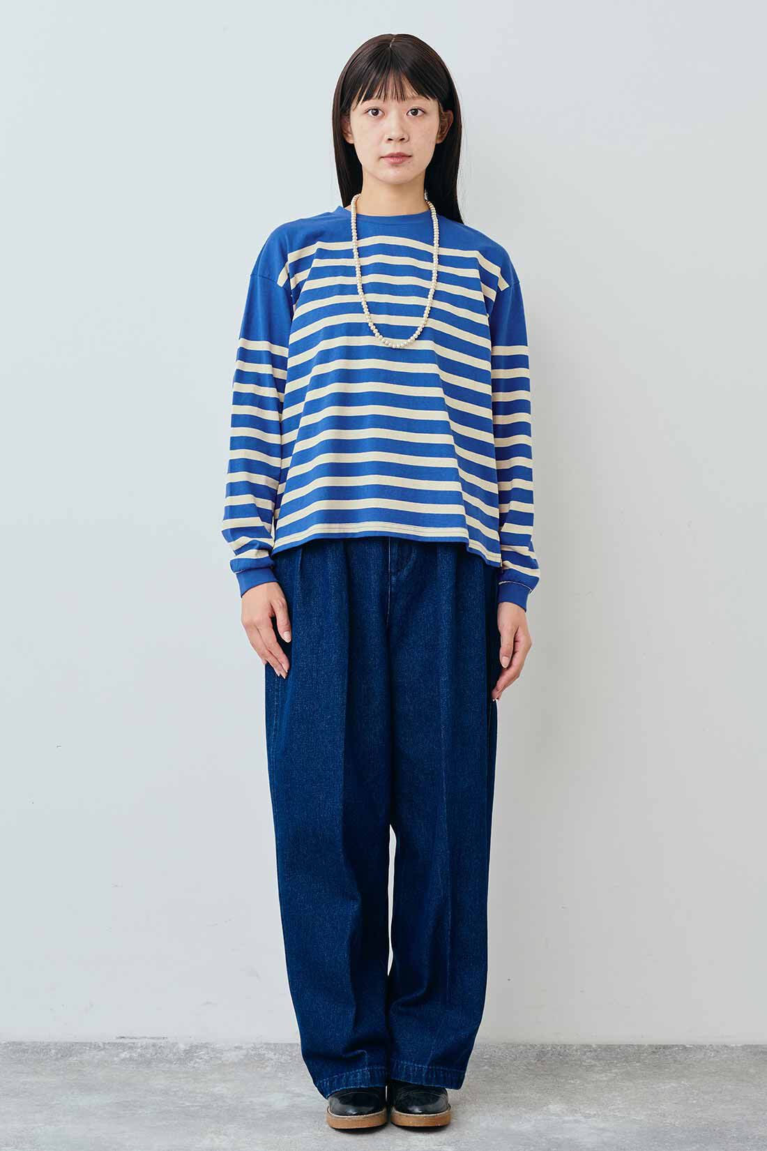 THREE FIFTY STANDARD|綿100％ クルーネックのパネルボーダーTシャツと桜の木のウッドパールロングネックレスのコーディネート