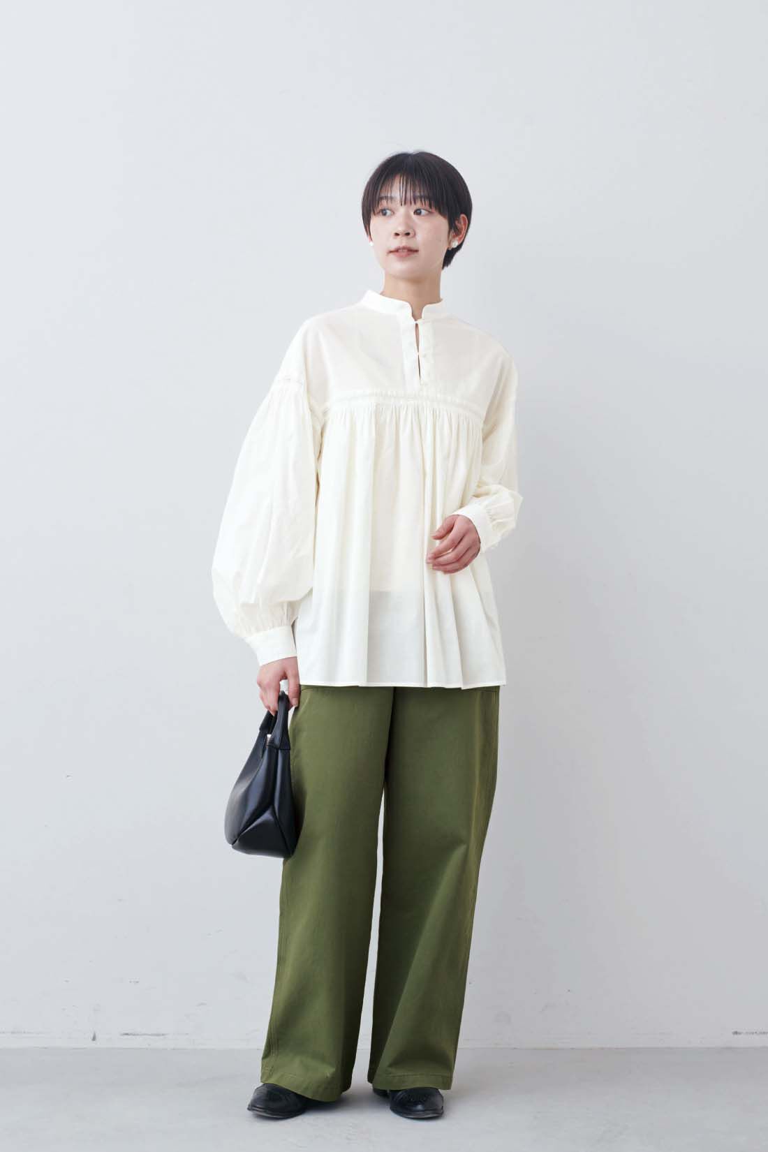 THREE FIFTY STANDARD|ベーシックなベイカーパンツ〈カーキグリーン〉とガラスパールのイヤアクセサリーのコーディネート