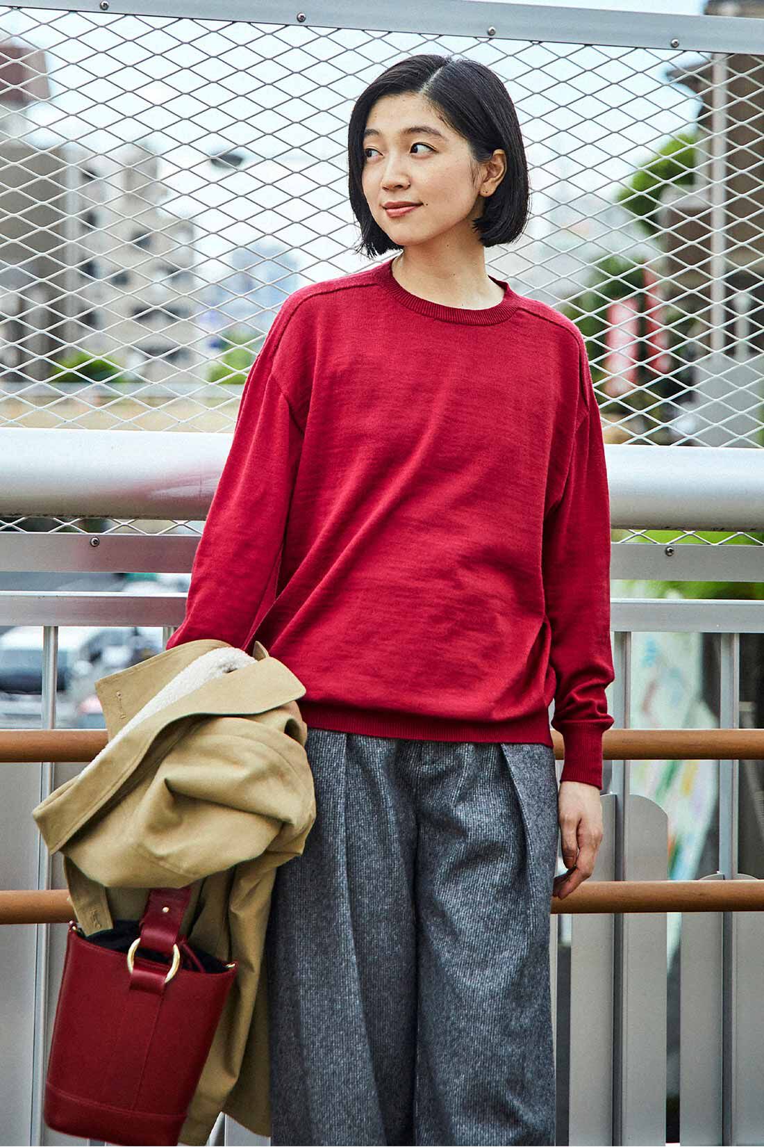 THREE FIFTY STANDARD|フロントダブルの裏ボアコート〈カーキ〉とメリノウールのベーシックセーター〈レッド〉のコーディネート