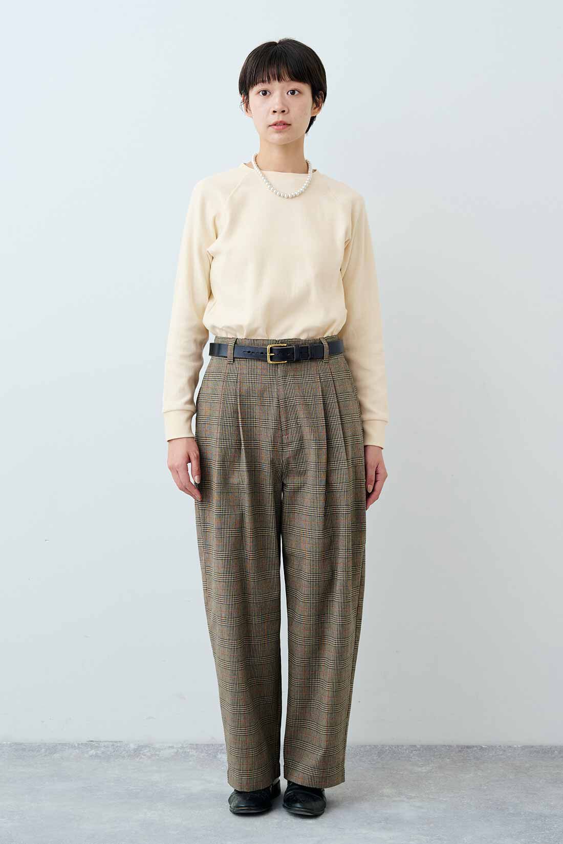 THREE FIFTY STANDARD|フレアーシルエットの比翼ワンピース〈マロンブラウン〉とフライス編みのストレッチラグランスリーブTシャツの会のコーディネート|モデル身長：163cm 着用サイズ：M