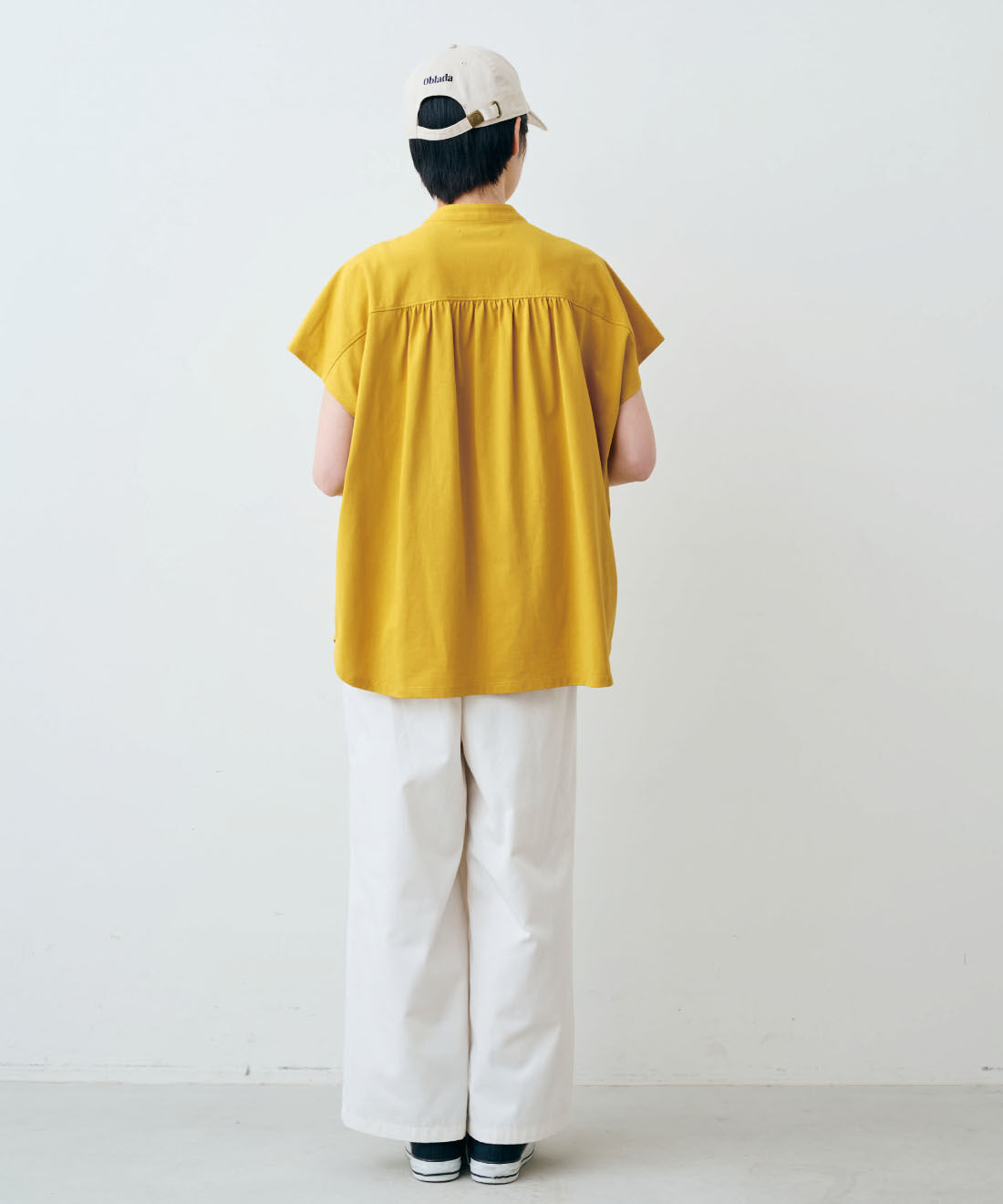 THREE FIFTY STANDARD|金子敦子さんコラボ 接触冷感 吸汗速乾 機能 カットソーシャツ 〈マスタード〉とカジュアルすぎないチノパンツ〈アイボリー〉のコーディネート