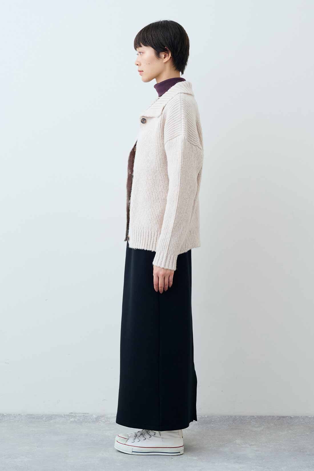 THREE FIFTY STANDARD|衿付きニットカーディガン〈ライトベージュ〉とダンボールニットのセットアップ〈ブラック〉のコーディネート|モデル身長：163cm 着用サイズ：M
