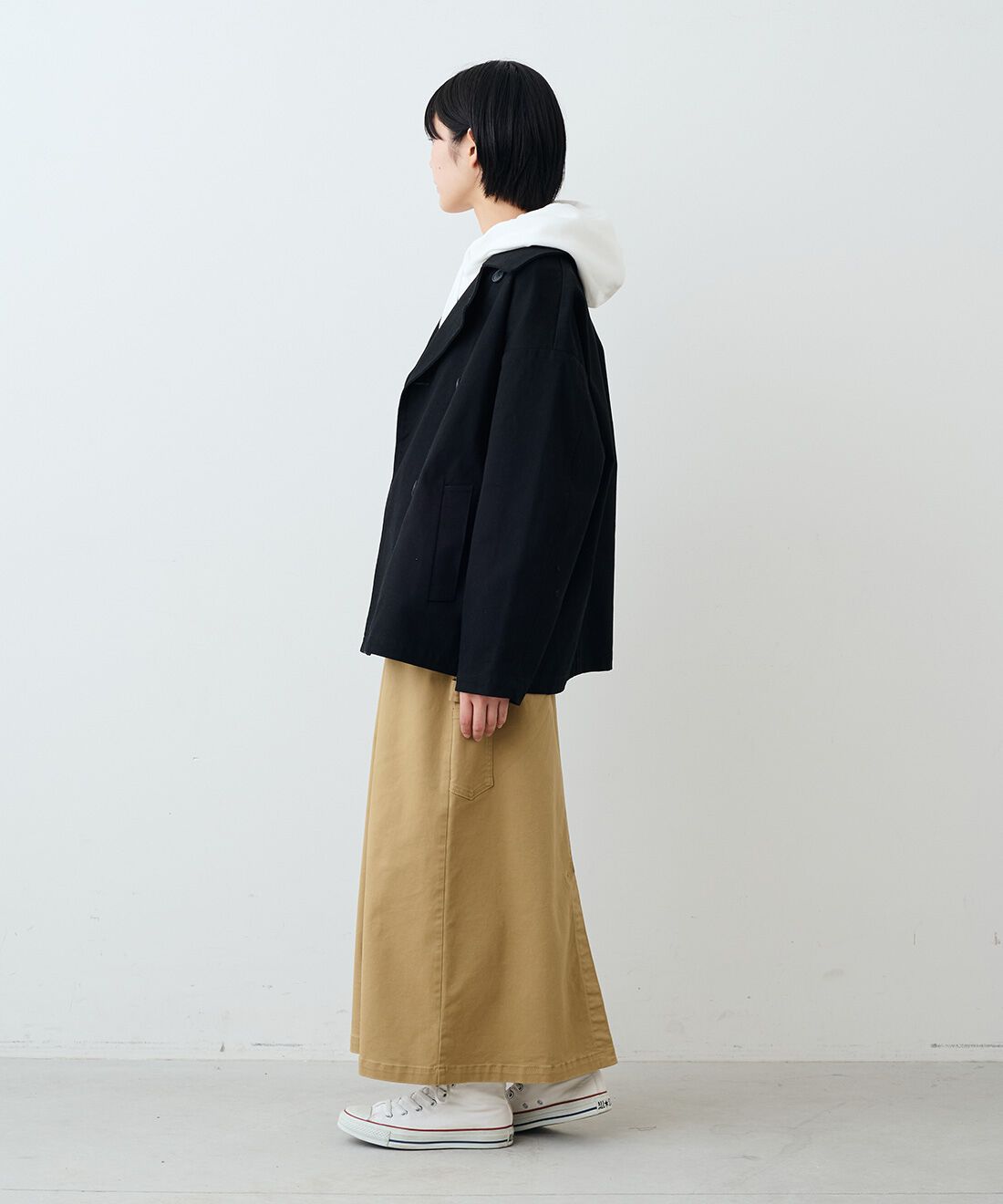 THREE FIFTY STANDARD|コットンツイルのダブルコートＢＫ　ＴＦＳとカツラギペインタースカートＢＥ　ＴＦＳのコーディネート|モデル身長：163cm 着用サイズ：M