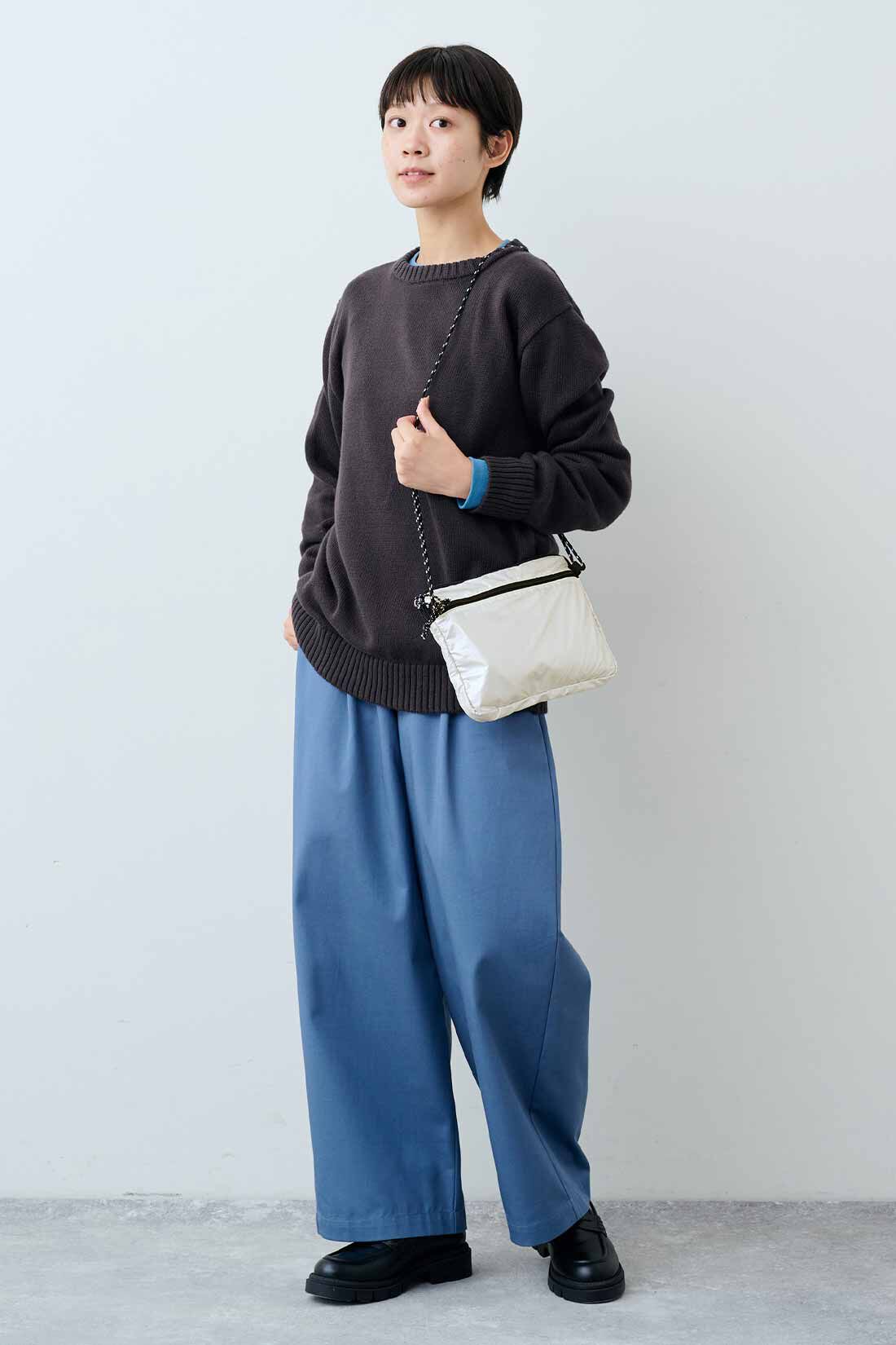 THREE FIFTY STANDARD［スリーフィフティースタンダード］|THREE FIFTY STANDARD　ふんわり無撚糸（むねんし）のコットンセーター〈ダークブラウン〉|モデル身長：163cm　着用サイズ：M