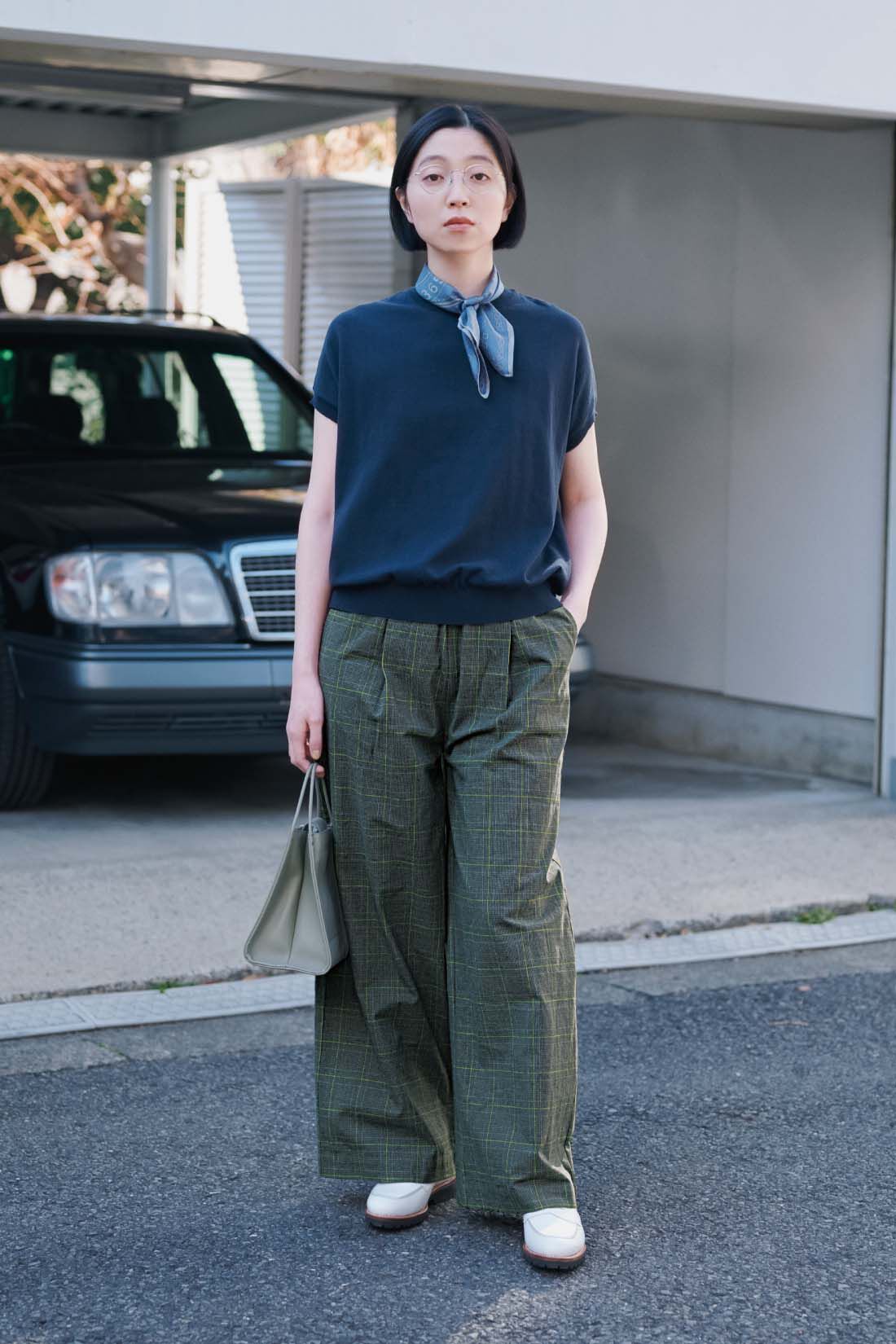 THREE FIFTY STANDARD|コットン100％のニットプルオーバーの会とグリーンラインのチェックパンツのコーディネート