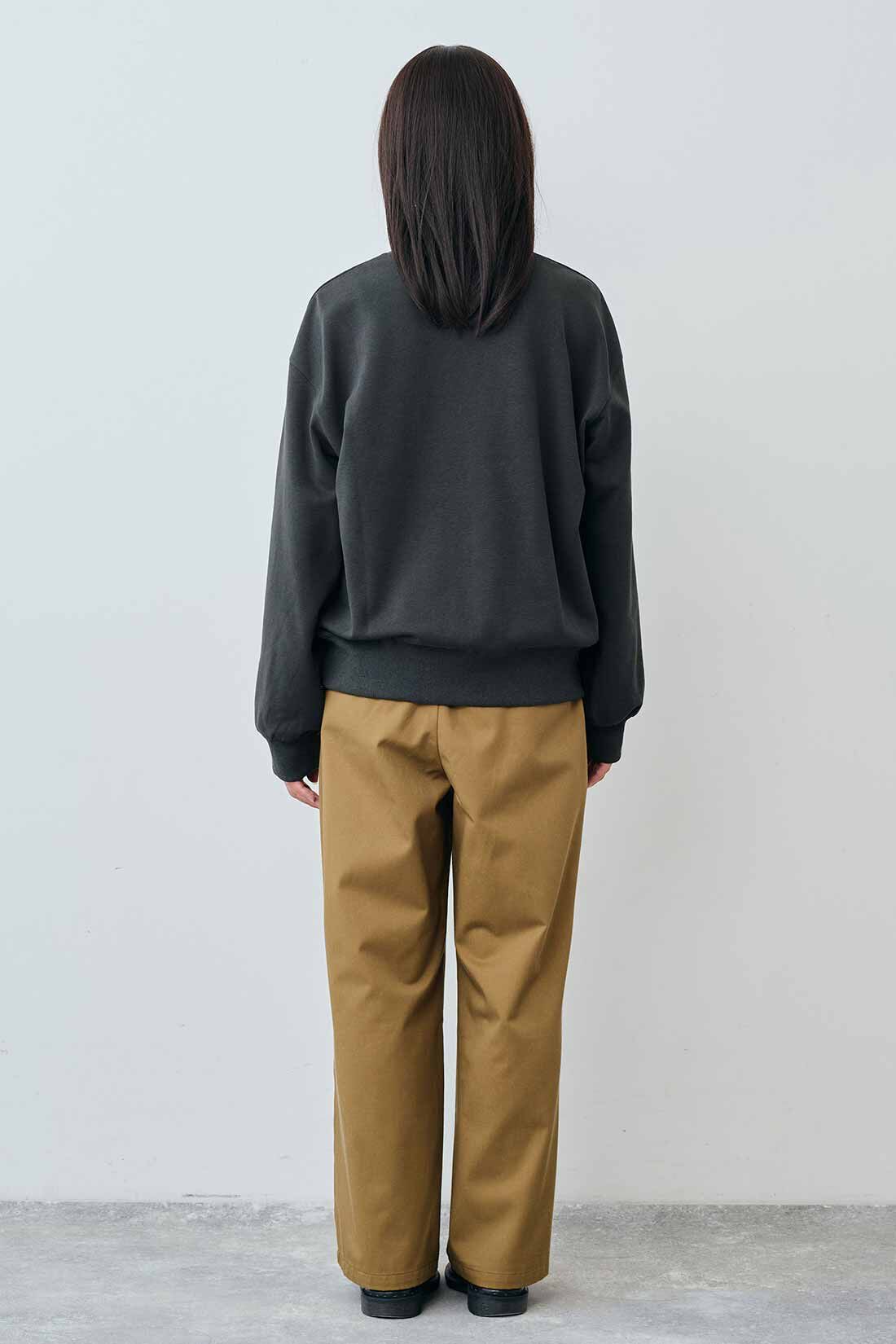 THREE FIFTY STANDARD|カジュアルすぎないチノパンツ〈キャメル〉と桜の木のウッドパールロングネックレスのコーディネート