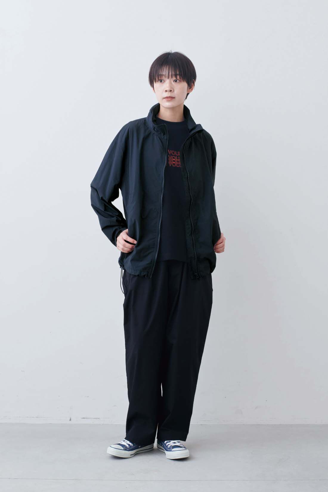 THREE FIFTY STANDARD|軽量 撥水ナイロンパーカー〈ネイビー〉とラフなシルエットのテーパードパンツ〈ブラック〉のコーディネート