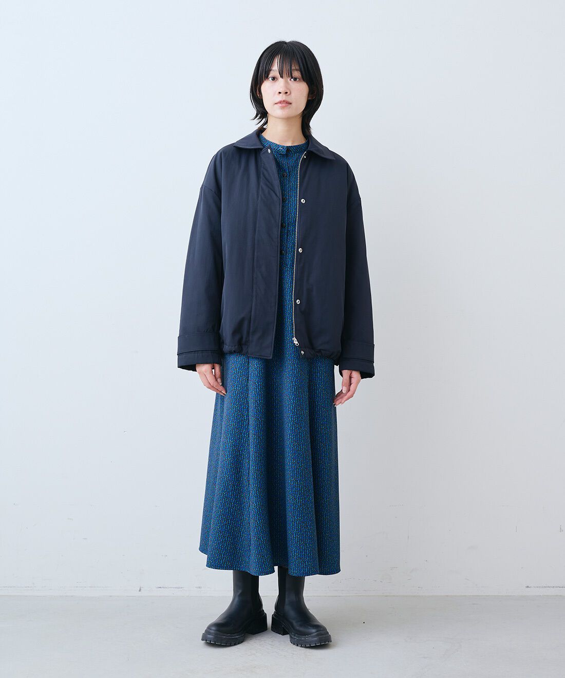 THREE FIFTY STANDARD［スリーフィフティースタンダード］|ミュルーズ モダン プリントワンピース〈ブルー〉とレザーのワイド ボストンバッグ〈ブラック〉のコーディネート