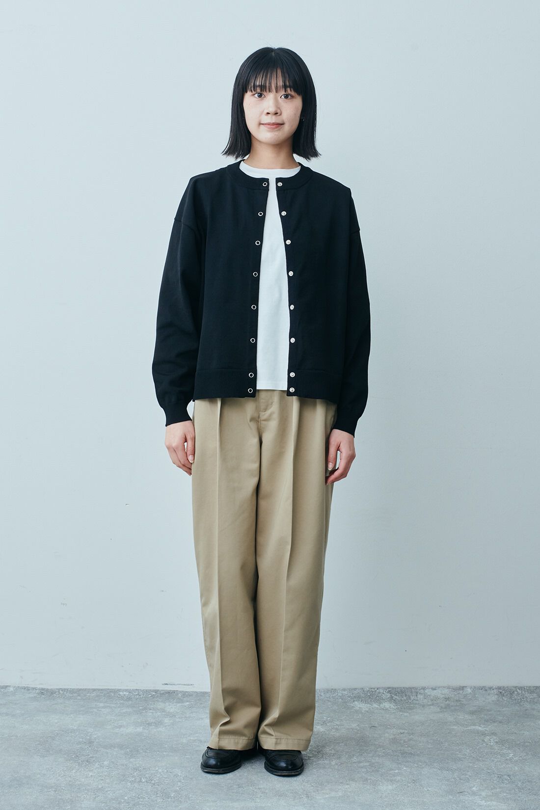 THREE FIFTY STANDARD|リサイクルポリエステルカーディガンＢＫ　ＴＦＳとシルケット加工Ｔシャツ　ＴＦＳのコーディネート|モデル身長：163cm 着用サイズ：M