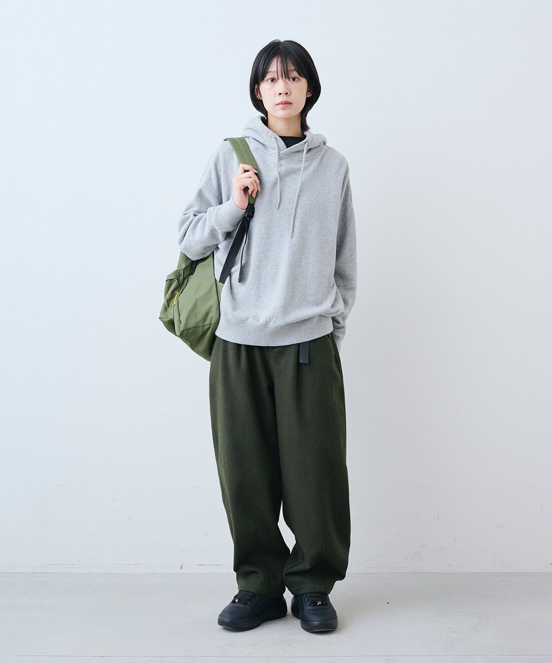 THREE FIFTY STANDARD［スリーフィフティースタンダード］|トンプキン裏毛スウェット パーカー〈杢グレー〉とさらっとした肌触りのウール混Tシャツのコーディネート