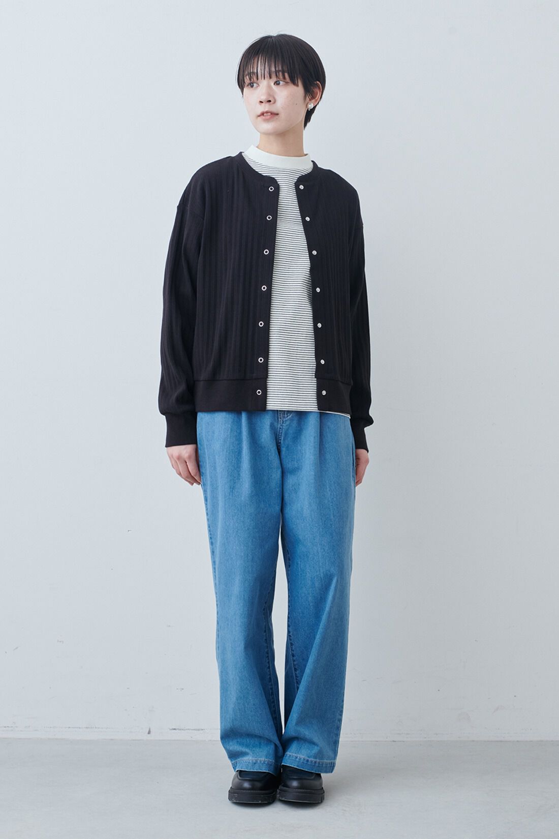 THREE FIFTY STANDARD|針抜きテレコのカットソーアンサンブル〈ブラック〉とライトデニムのタックワイドパンツのコーディネート