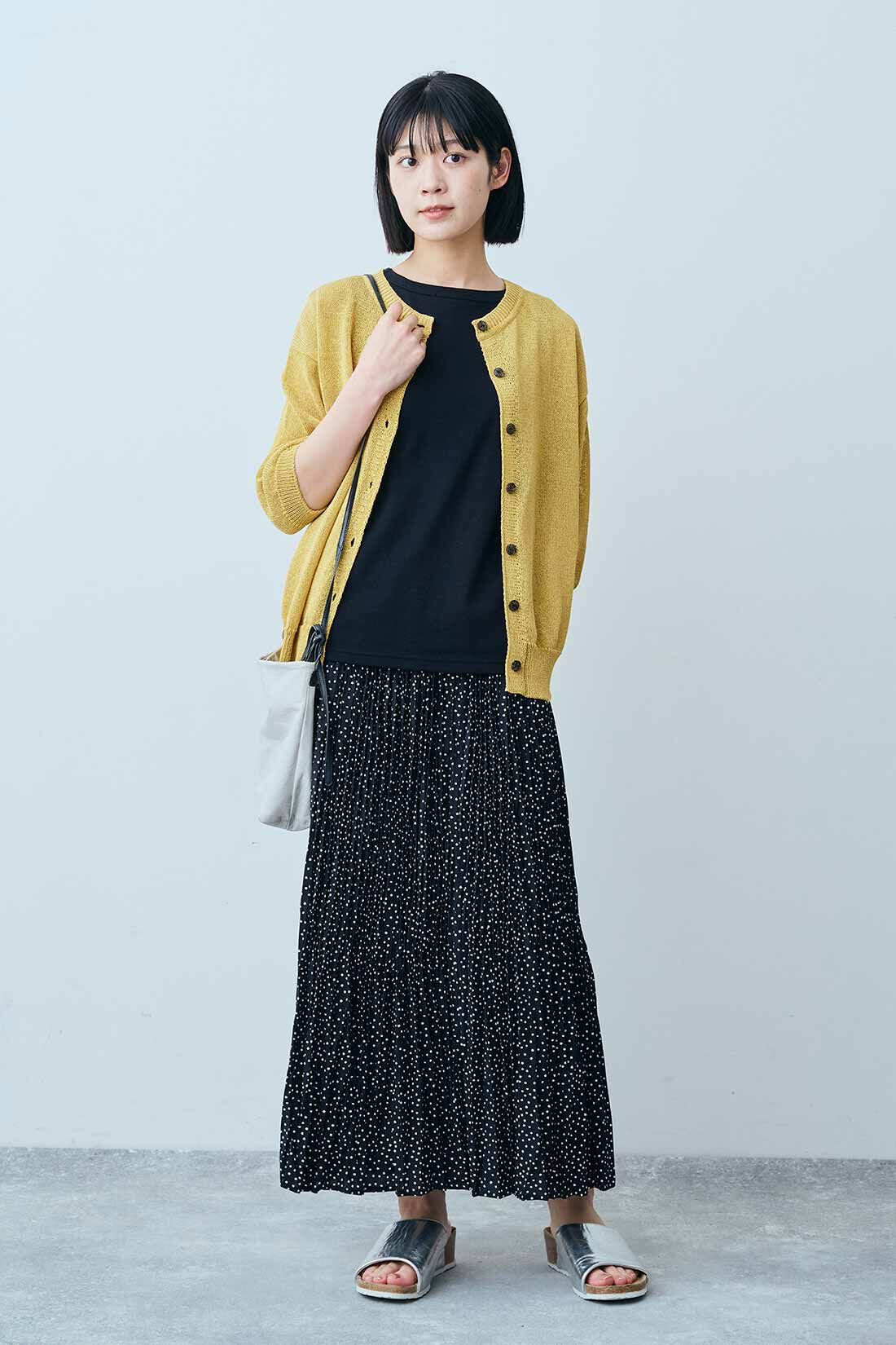 THREE FIFTY STANDARD|和紙混 2-WAY トップス〈マスタード〉と変形ドット柄 ランダムプリーツスカート〈ブラック〉のコーディネート|モデル身長：163cm 着用サイズ：M