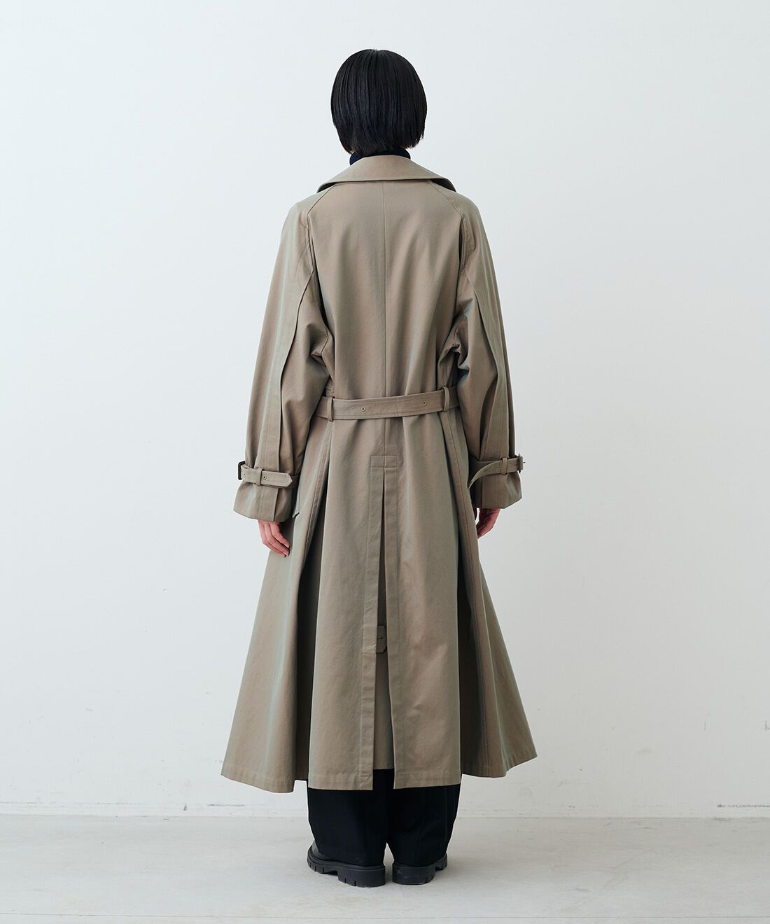 THREE FIFTY STANDARD|小谷　実由さんと作った玉虫トレンチコートＴＦＳとコットン１００％リブタートル　ＴＦＳとタックテーパードパンツＢＫ　ＴＦＳとレザーのワイドボストンバッグＢＫ　ＴＦＳのコーディネート|モデル身長：163cm 着用サイズ：M