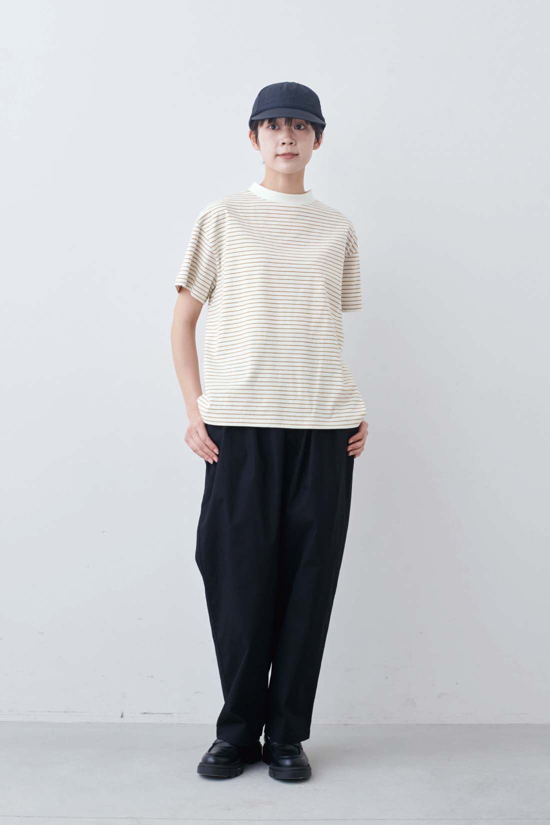 THREE FIFTY STANDARD|こだわりボーダーTシャツの会とラフなシルエットのテーパードパンツ〈ブラック〉のコーディネート