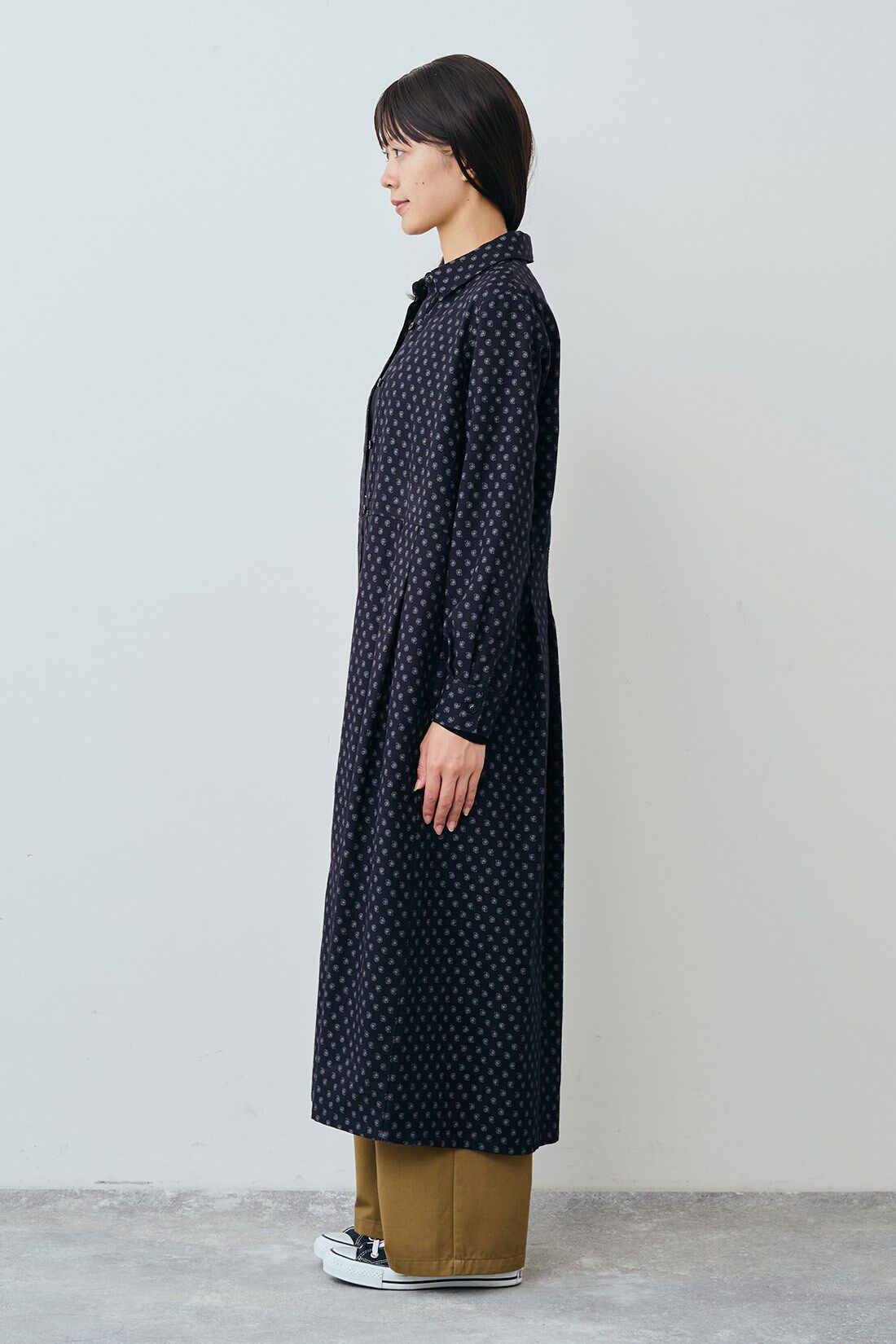 THREE FIFTY STANDARD|ペイズリー柄のシャツワンピース〈ブラック〉とカジュアルすぎないチノパンツ〈キャメル〉のコーディネート