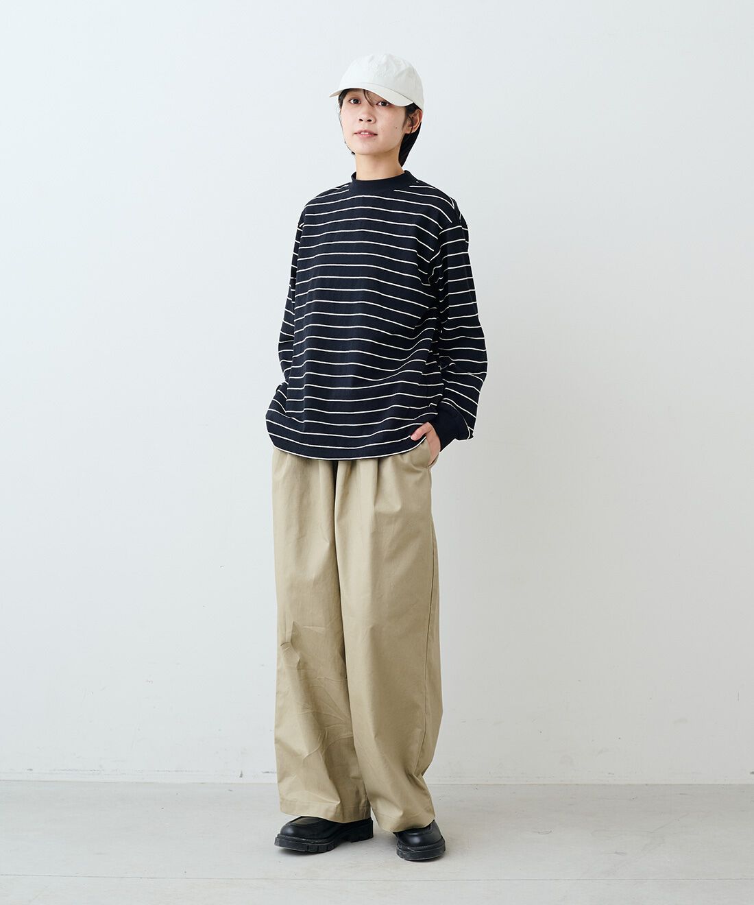 THREE FIFTY STANDARD|レトロなボーダーＴシャツ　ＴＦＳと綿麻タックイージーパンツカーキベージュ　ＴＦＳのコーディネート|モデル身長：163cm 着用サイズ：M