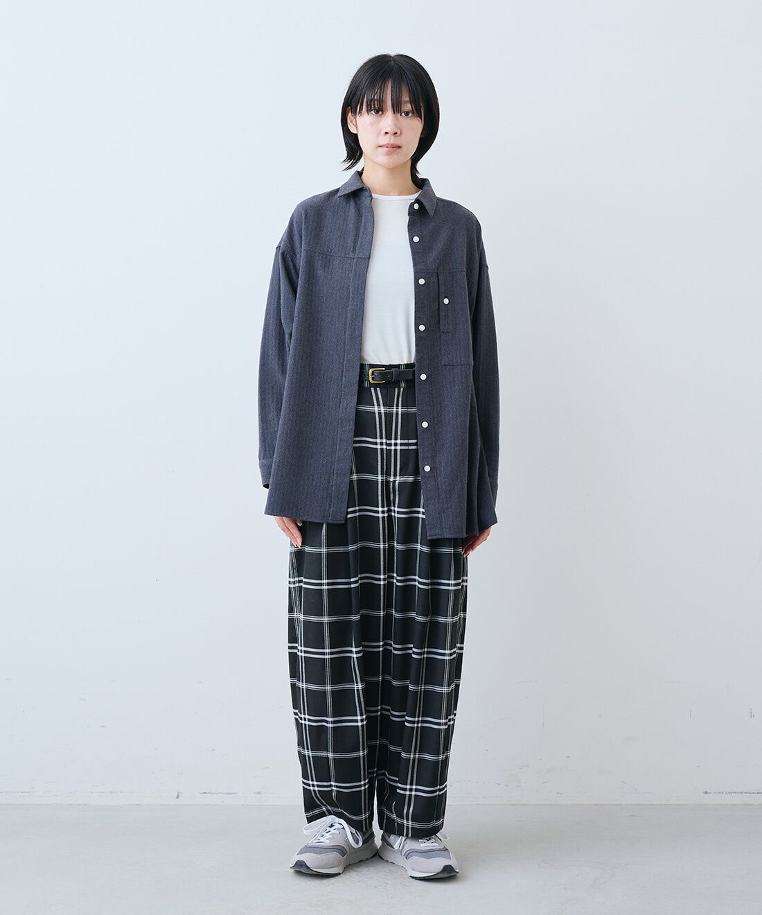 THREE FIFTY STANDARD|あったか起毛のネルシャツ〈ダーク杢グレー〉と金子敦子さんと作った チェックのズボン〈ブラック〉のコーディネート