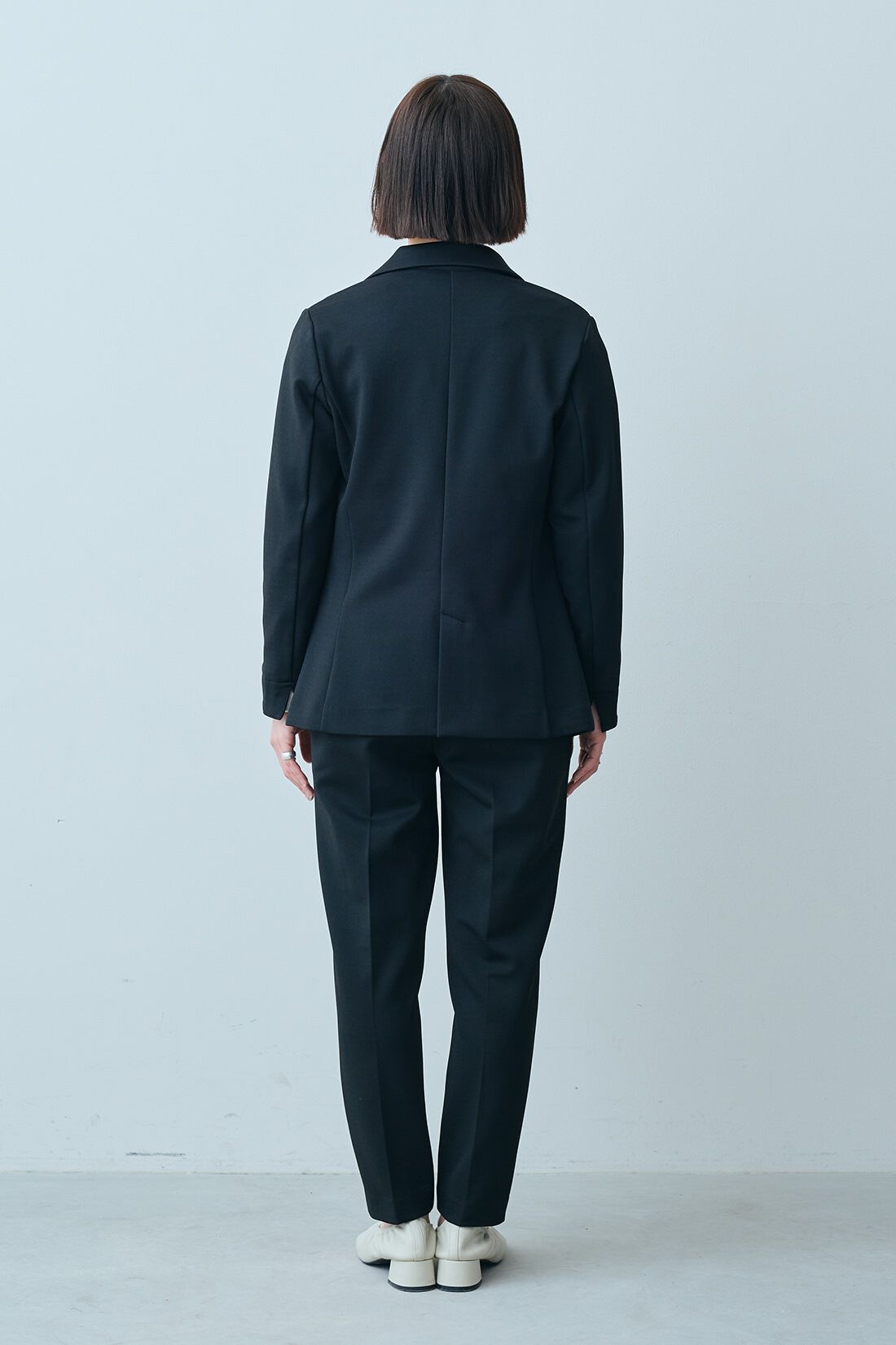 IEDIT|花粉リリース＆UVケア 純黒素材 バレエフィットR ジャケット〈黒〉と総フリル カットソー トップス 〈白〉のコーディネート|【着用サイズ】ジャケット：SP　トップス：S　パンツ：SP