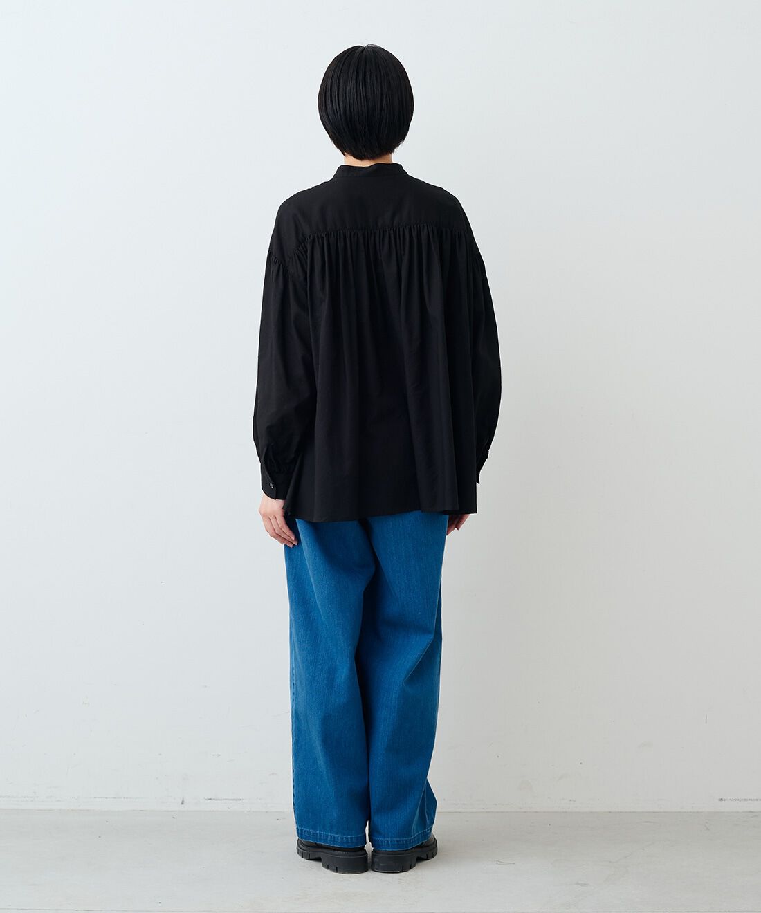 THREE FIFTY STANDARD|ピンタックのオーバーブラウスＢＫ　ＴＦＳとラップデニムワイドパンツＴＦＳのコーディネート|モデル身長：163cm 着用サイズ：M