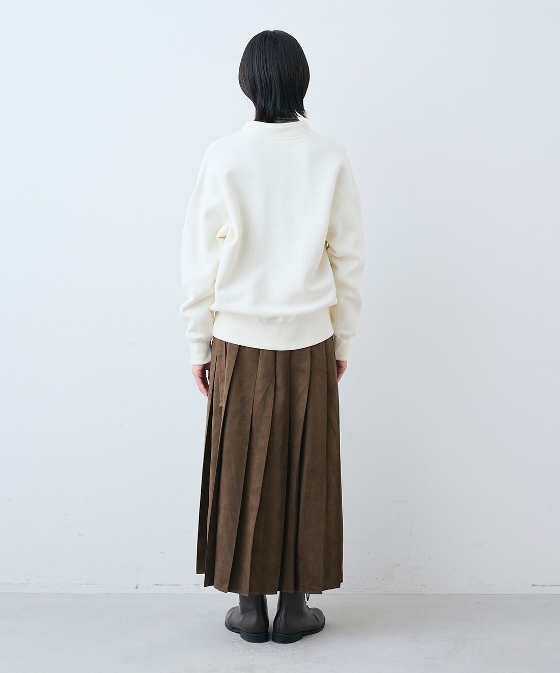 THREE FIFTY STANDARD［スリーフィフティースタンダード］|裏起毛のジップアップ ジャケット〈アイボリー〉とやさしい肌ざわりシルク混 カットソー タートルのコーディネート