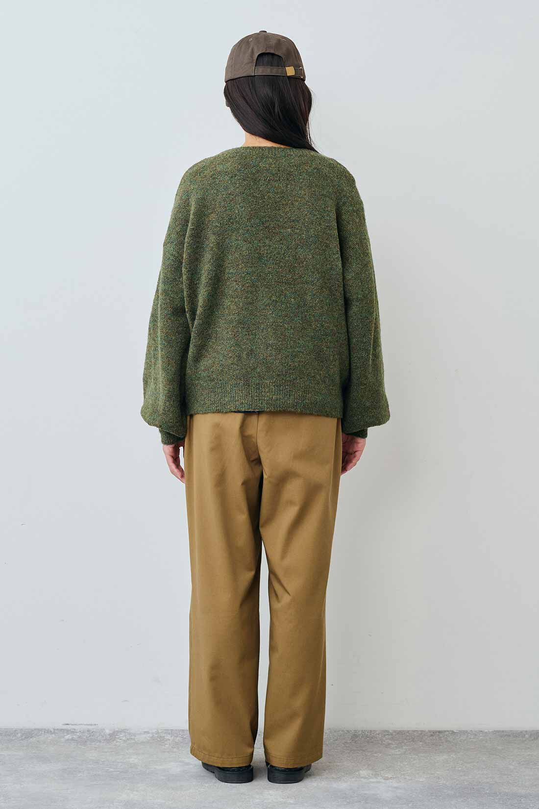 THREE FIFTY STANDARD|綿100％ クルーネックのパネルボーダーTシャツとウール混 Vネックカーディガン〈モスグリーン〉とカジュアルすぎないチノパンツ〈キャメル〉のコーディネート